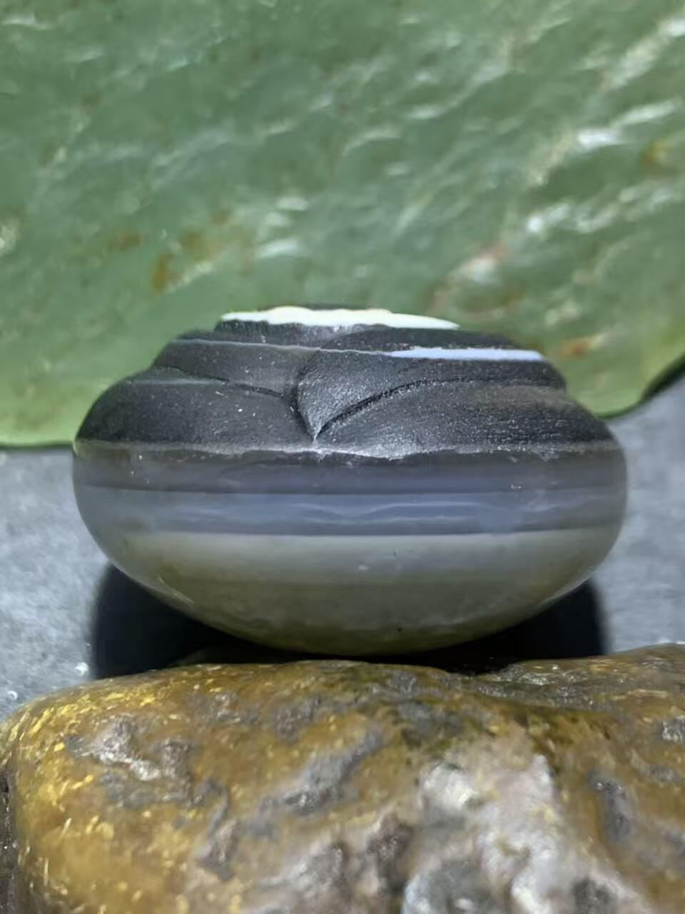 精品药师玛瑙手工俏色巧雕天眼图案板珠（背云）一颗。