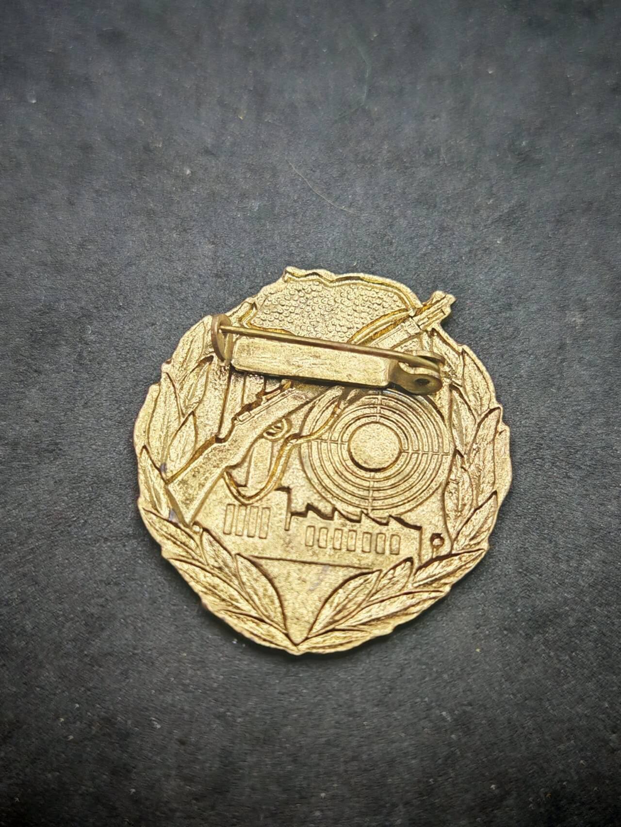 凯旋世界勋赏（第19期）（欢迎送拍）（对拍品有疑问请询问客服，不接受到手刀，出价默认拍品品相。请认真阅读拍卖规则！出价默认已认可！）（收到货请录制开箱视频，无视频概不处理问题。）  东德工人战斗队射击技能金级