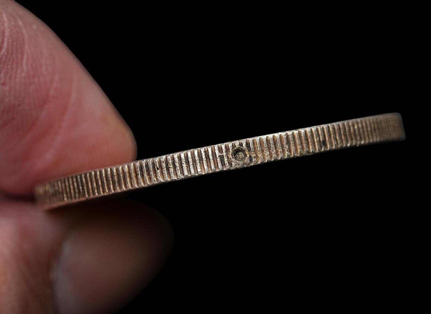 修遠堂世界钱币第九十期 1894年秘鲁SOL大银币 25g，含银90%  边齿有两小孔