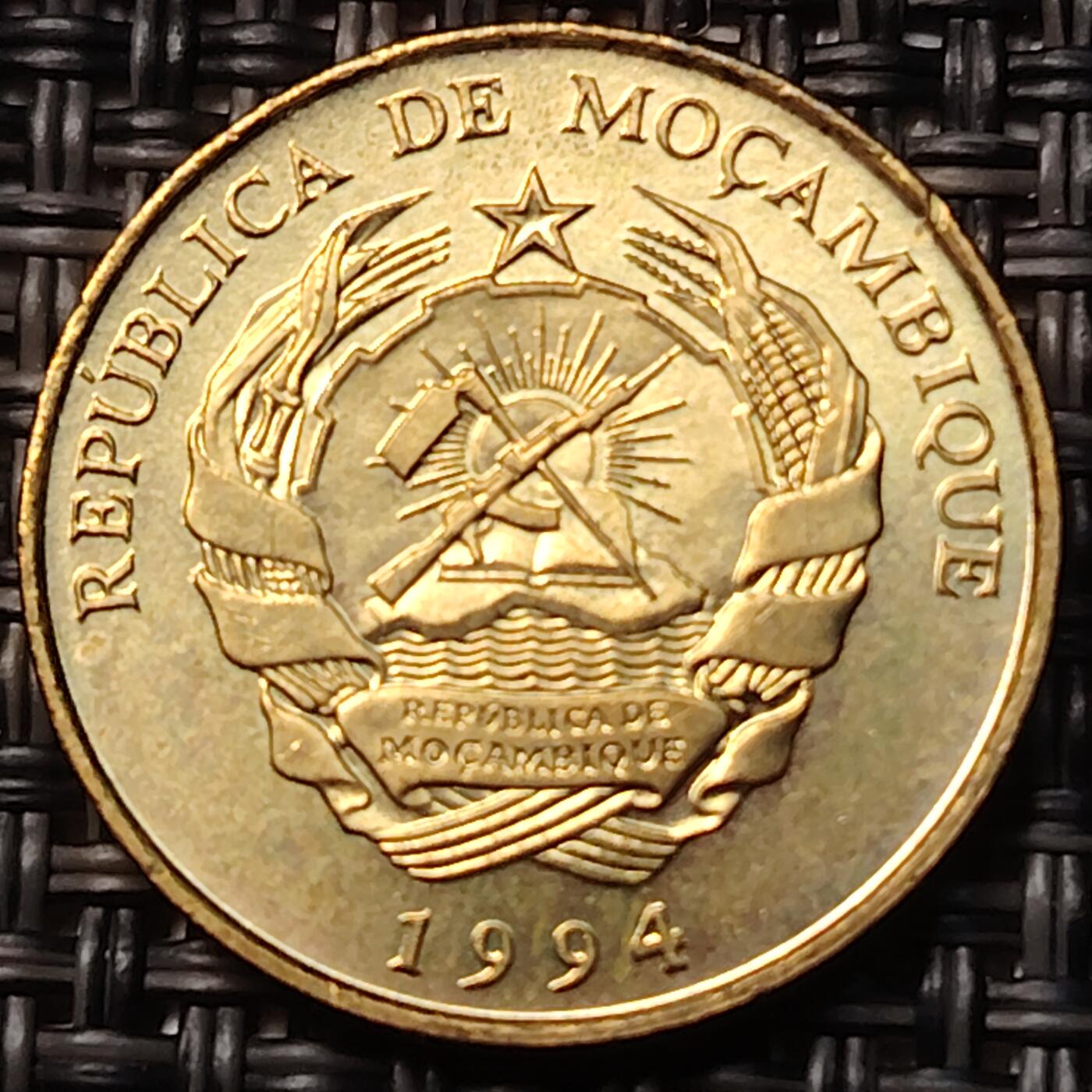 布加迪🐬～世界钱币(上海)🌾第 263 期 /  各国套币和散币 莫桑比克🇲🇿 1994年 国徽版 5梅蒂卡尔 ~C5