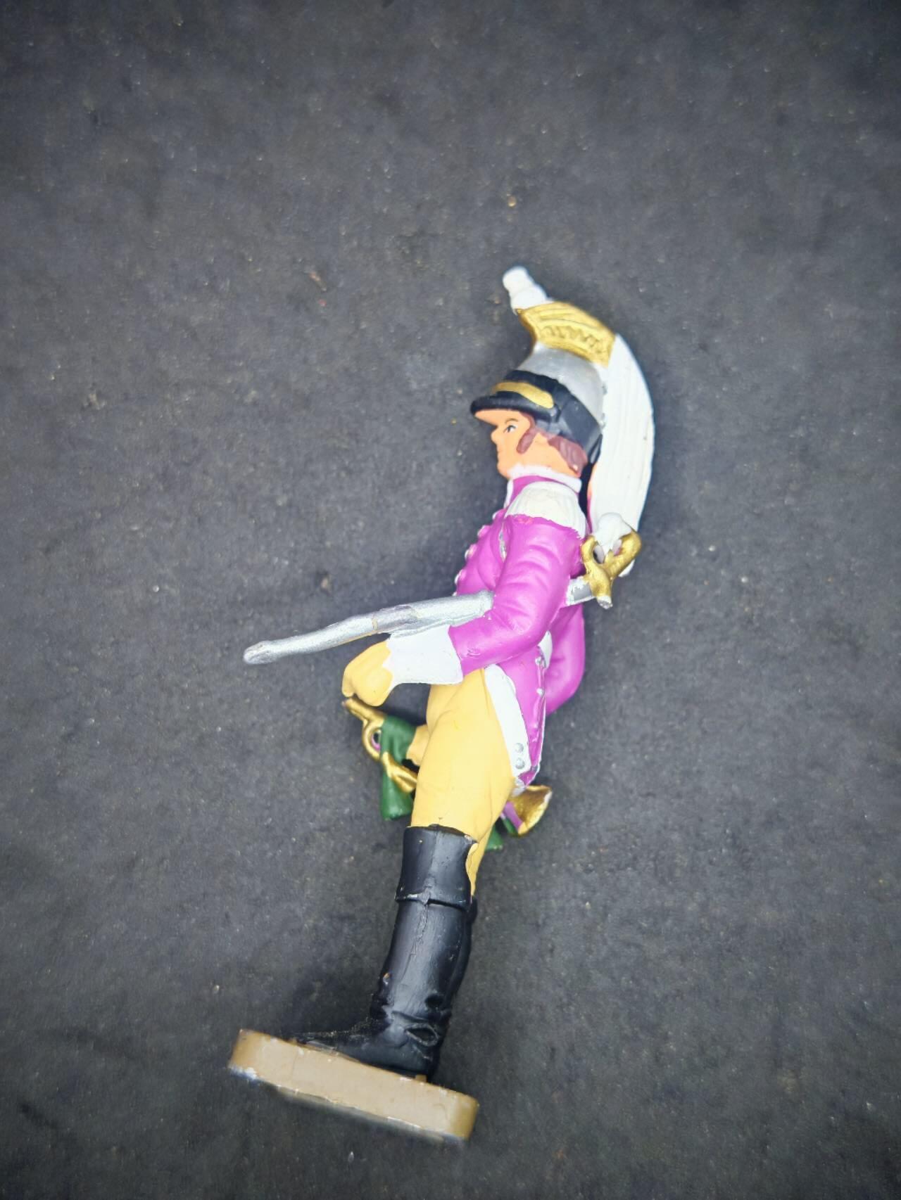 凯旋世界勋赏（第19期）（欢迎送拍）（对拍品有疑问请询问客服，不接受到手刀，出价默认拍品品相。请认真阅读拍卖规则！出价默认已认可！）（收到货请录制开箱视频，无视频概不处理问题。） 属于19世纪初拿破仑战争时期（1800-1815年）的法军骑兵形象。  - 部队属性：结合紫色上衣、黄色马裤与高筒军帽的华丽制服，推测为法军骠骑兵或龙骑兵单位，这类骑兵是当时法军的核心机动力量之一