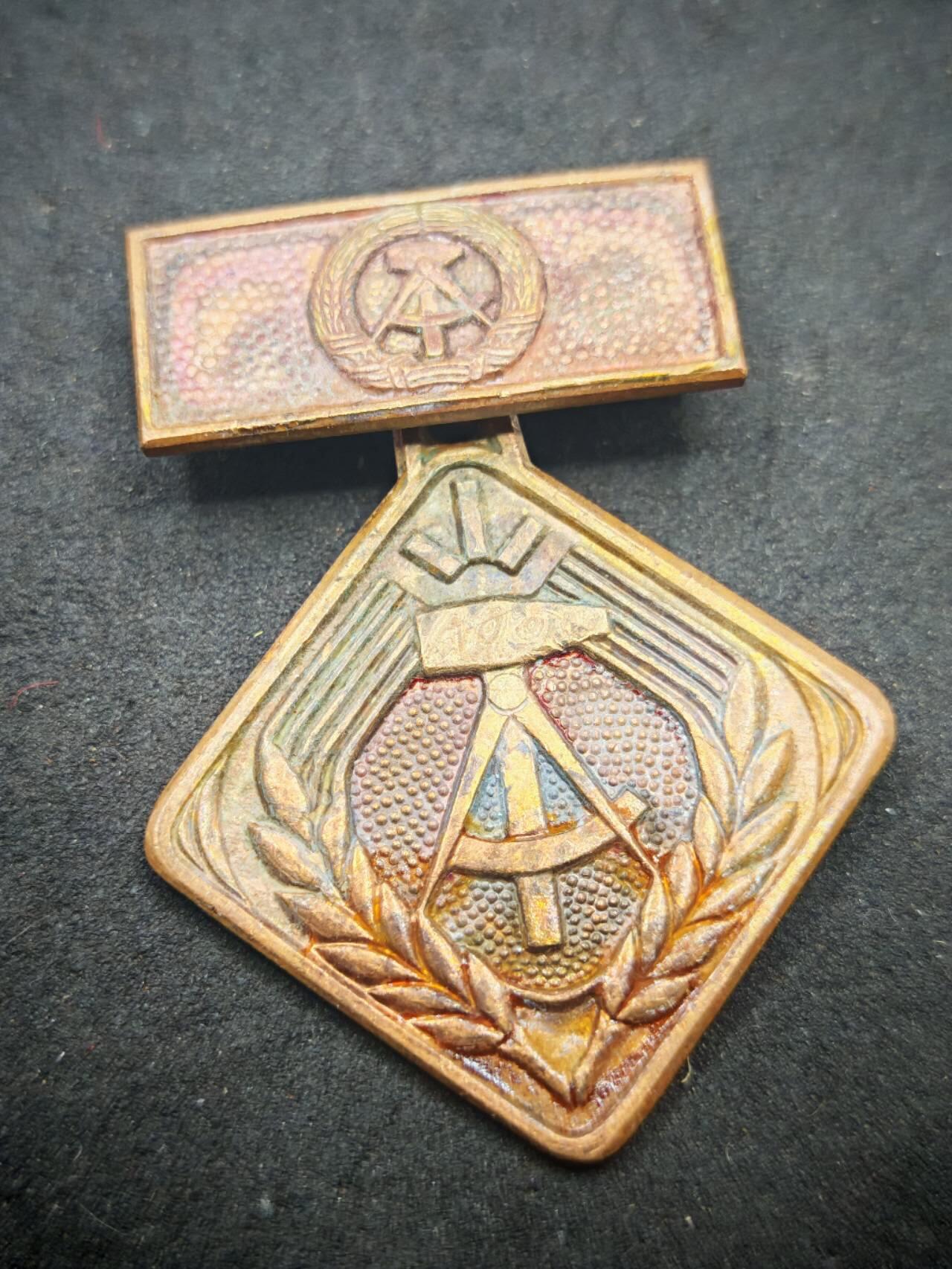 凯旋世界勋赏（第19期）（欢迎送拍）（对拍品有疑问请询问客服，不接受到手刀，出价默认拍品品相。请认真阅读拍卖规则！出价默认已认可！）（收到货请录制开箱视频，无视频概不处理问题。） 东德劳动积极分子奖章