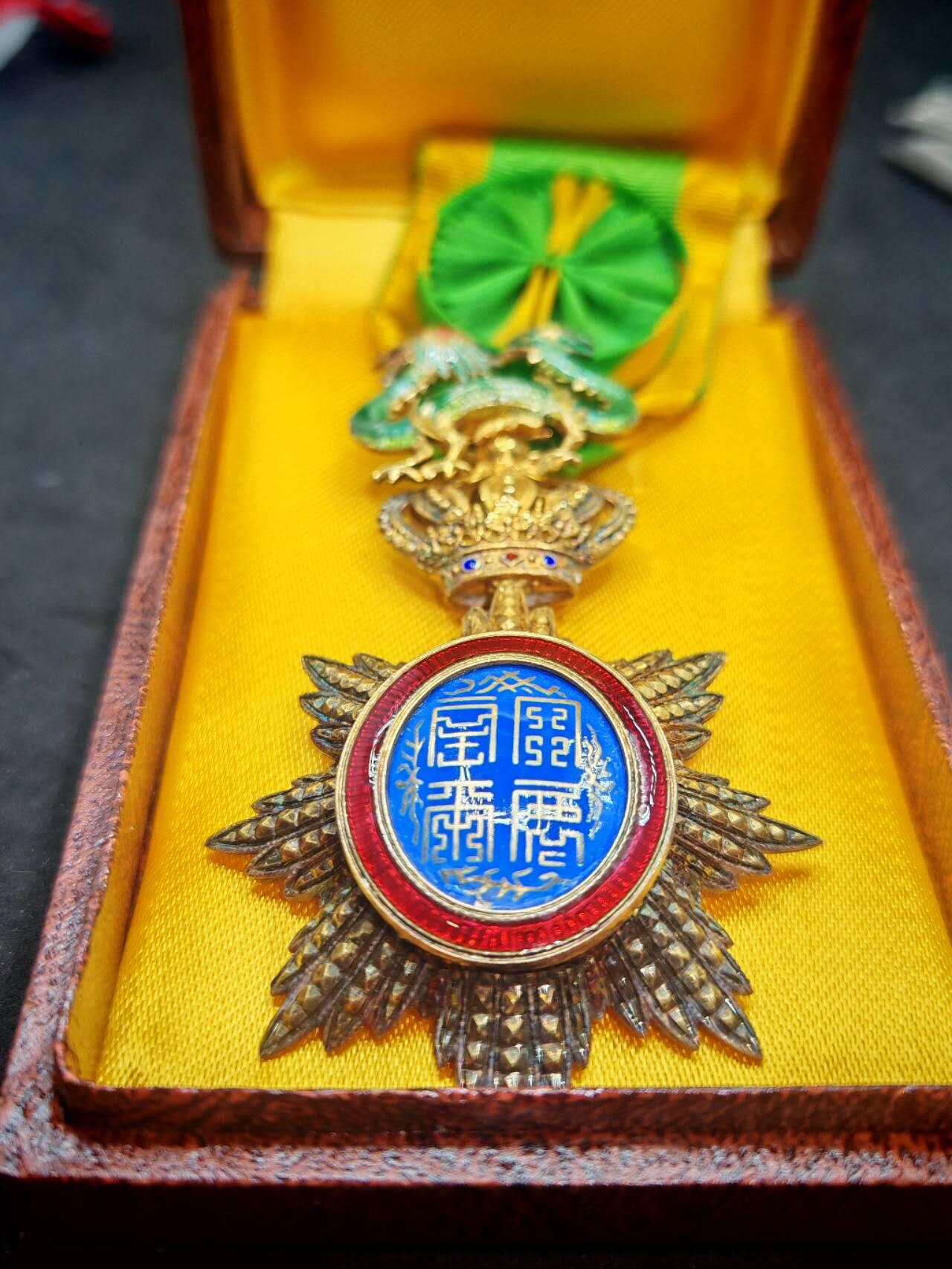 凯旋世界勋赏（第19期）（欢迎送拍）（对拍品有疑问请询问客服，不接受到手刀，出价默认拍品品相。请认真阅读拍卖规则！出价默认已认可！）（收到货请录制开箱视频，无视频概不处理问题。） 军官级安南青龙勋章银制皇冠带珐琅
