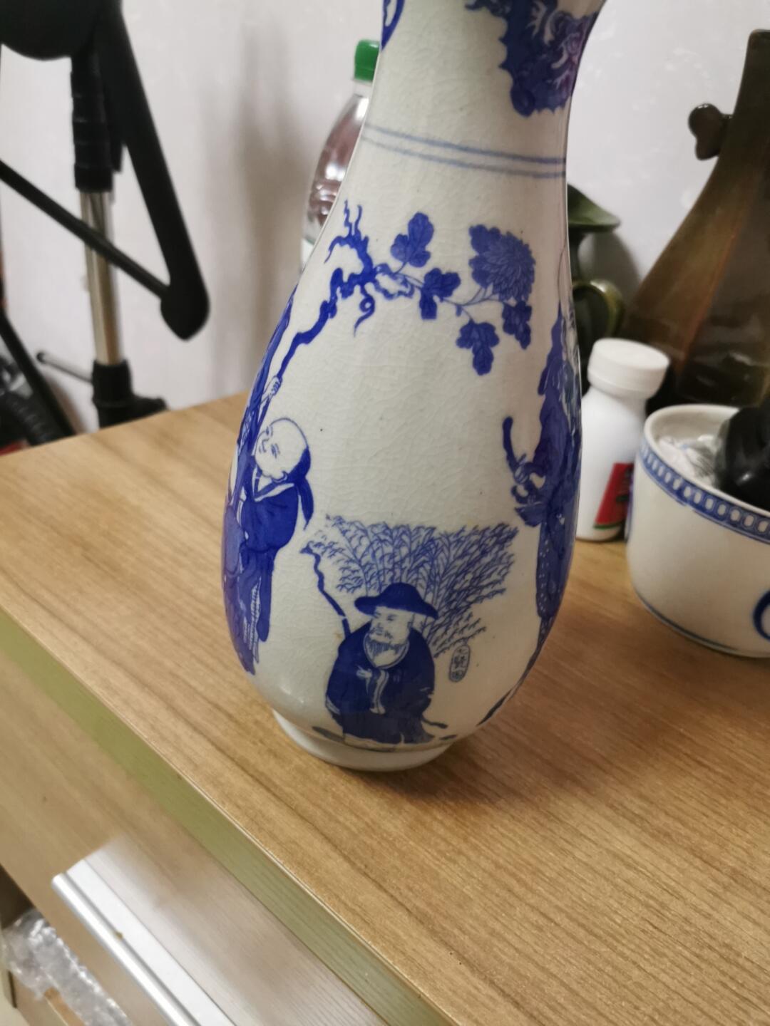 青花人物花瓶