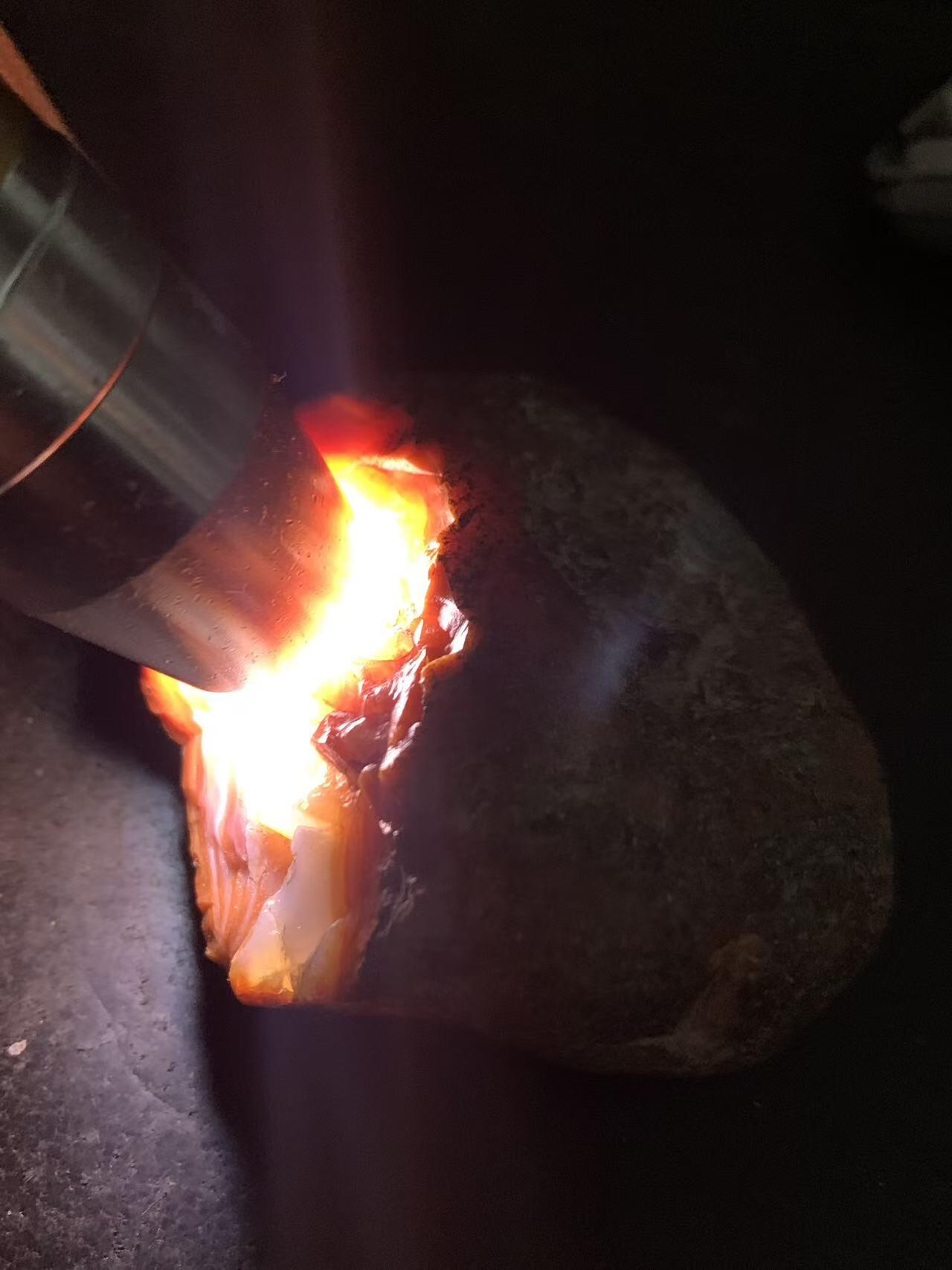 精美黑红皮开窗料红白紫三色南红玛瑙原石一颗