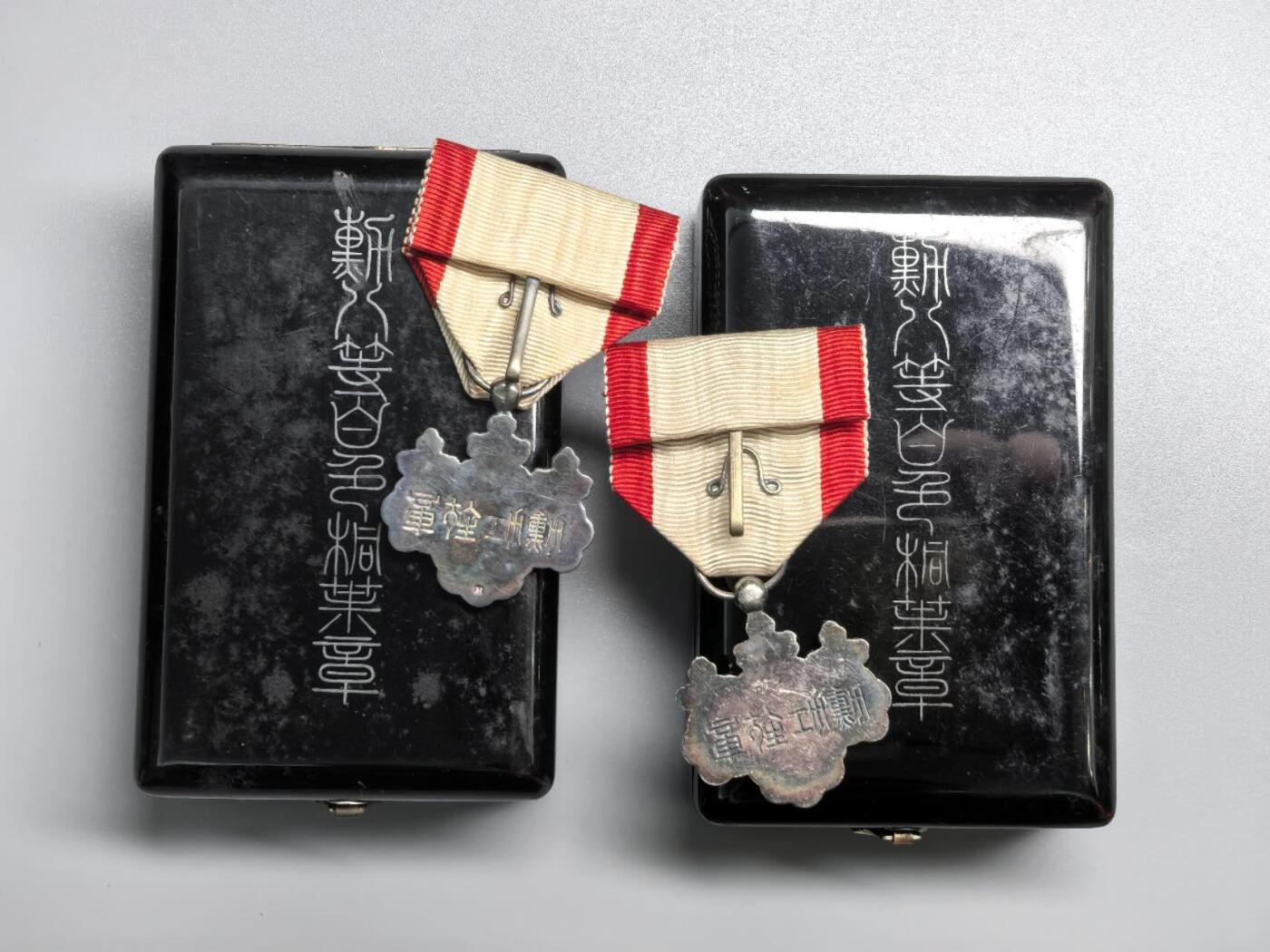 小驴勋章奖章收藏10月25日周六晚6点拍卖（珍爱和平，收藏战争，铭记历史，勿忘国耻，忠党爱国。有偿代拍，送拍规则在简介最后，参拍须阅读规则后再参拍，关系到运费包装发货时效真假辨别等关键信息，拍卖时不再发原图，看大图店主微信码在最后拍品里） 白叶带盒一对，一个打有标，银质