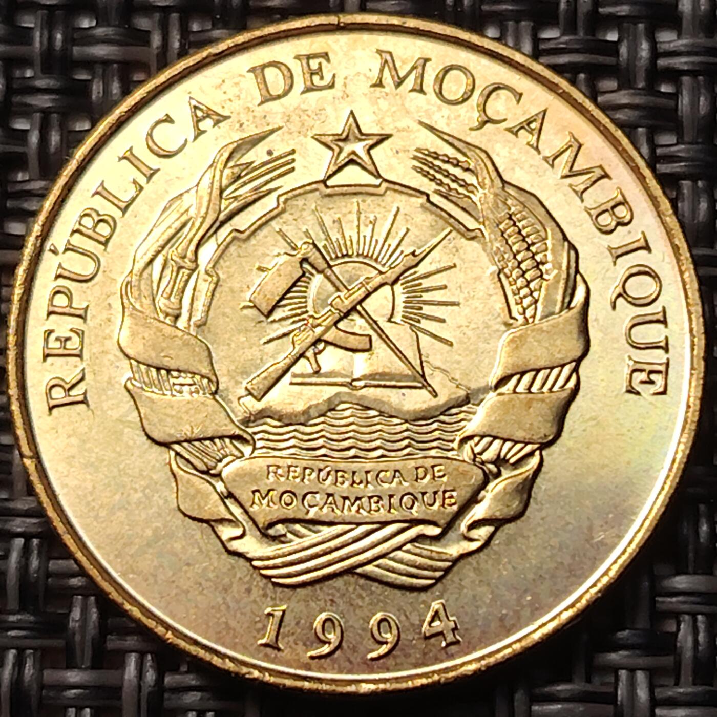 布加迪🐬～世界钱币(上海)🌾第 263 期 /  各国套币和散币 莫桑比克🇲🇿 1994年 国徽版 10梅蒂卡尔 ~C5