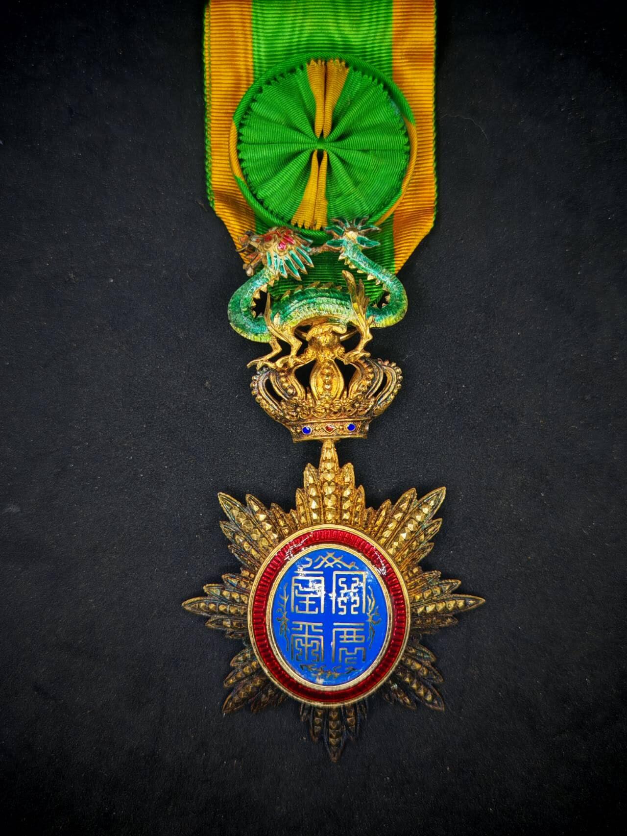 凯旋世界勋赏（第19期）（欢迎送拍）（对拍品有疑问请询问客服，不接受到手刀，出价默认拍品品相。请认真阅读拍卖规则！出价默认已认可！）（收到货请录制开箱视频，无视频概不处理问题。） 军官级安南青龙勋章银制皇冠带珐琅