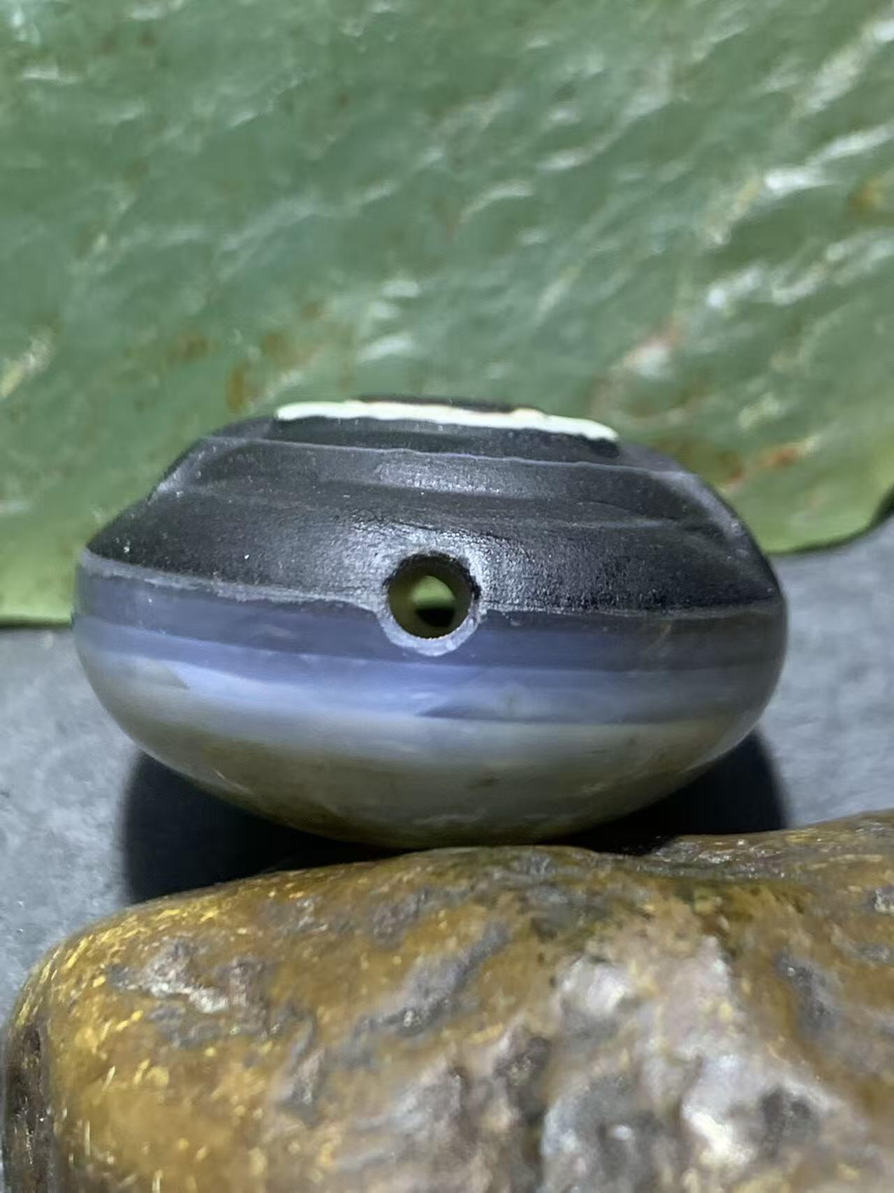 精品药师玛瑙手工俏色巧雕天眼图案板珠（背云）一颗。