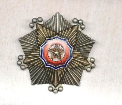 大猫徽章拍卖 第281期 - 朝鲜🇰🇵二级国旗 横针 