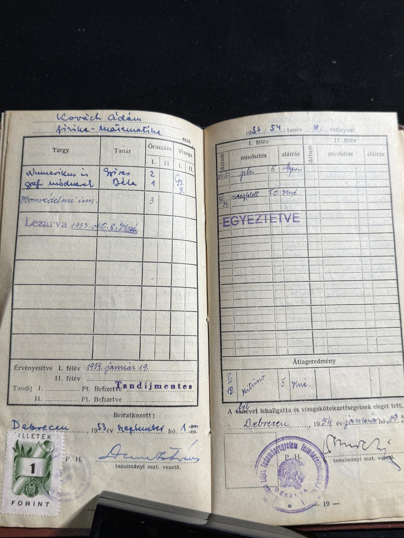 戎马世界章牌大赏第107期 1950年代匈牙利大学生成绩册（含原照与印章）这本成绩册属于 科瓦赫·阿达姆，主修 物理—数学，就读于德布勒森大学