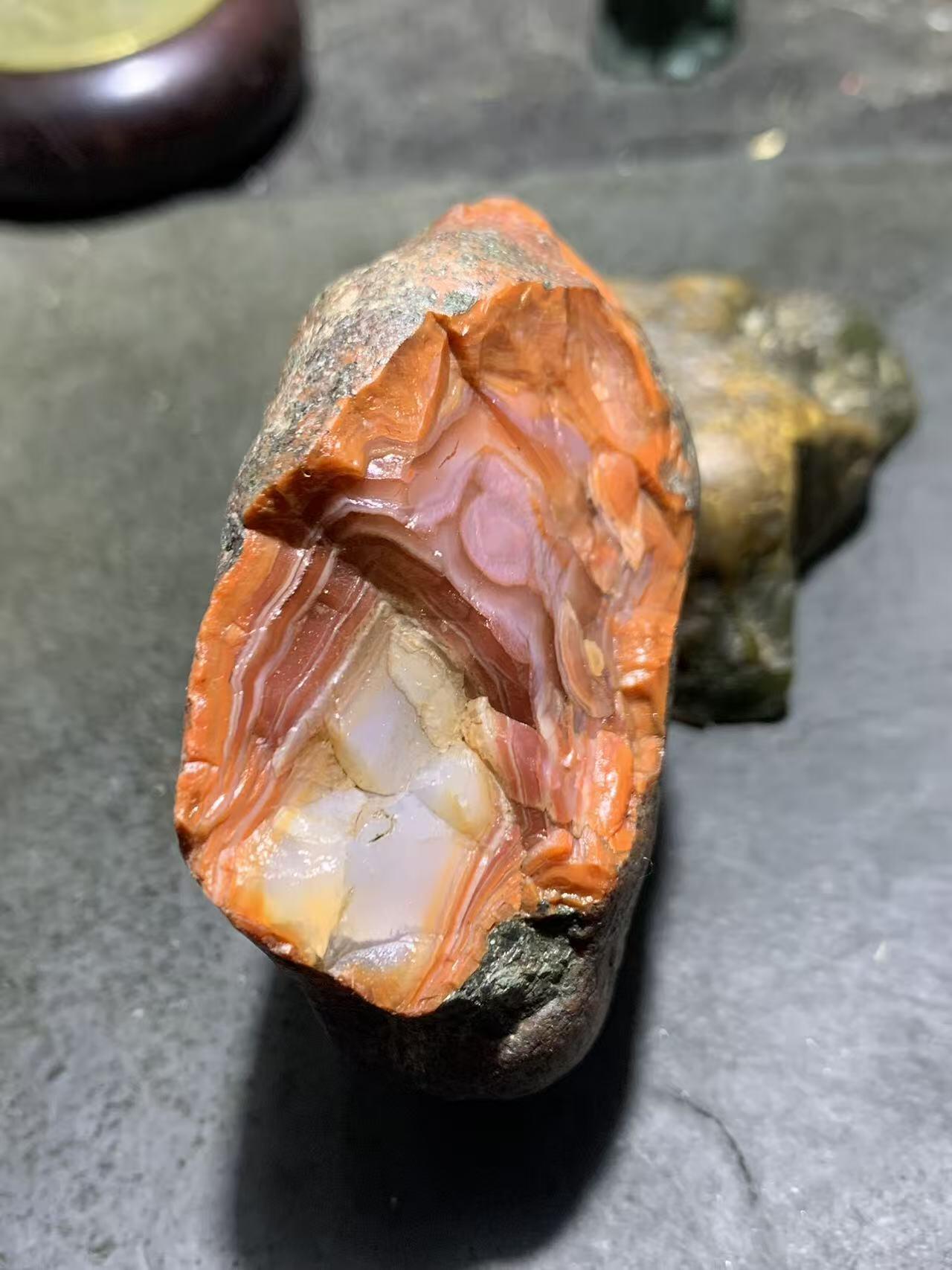 精美黑红皮开窗料红白紫三色南红玛瑙原石一颗