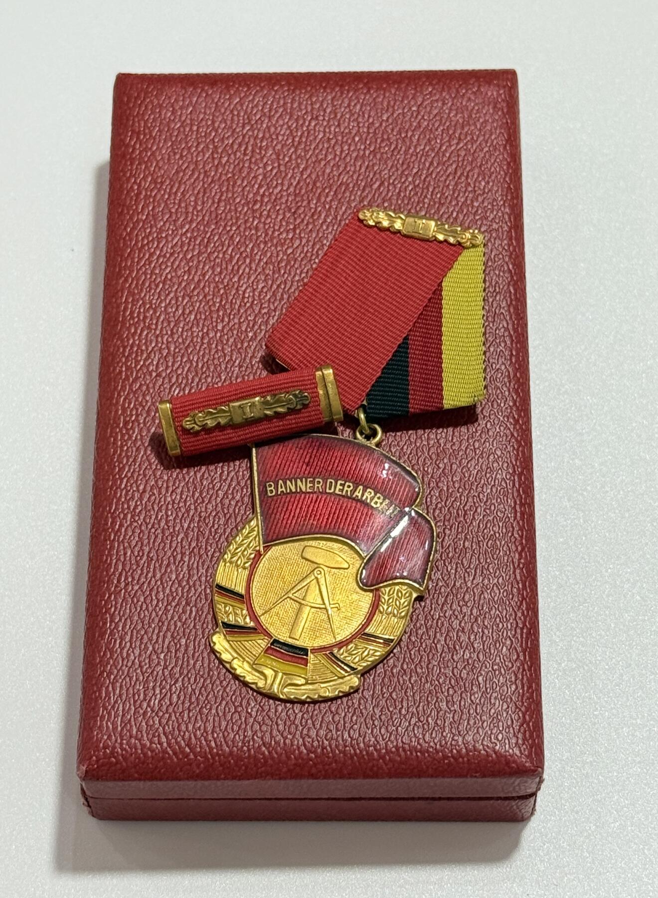 韵星假日精品2025秋季军品类拍卖会-- Rimey Holidays Boutique 2025 Autumn Militaria Sale 民主德国一级劳动红旗勋章带原盒略