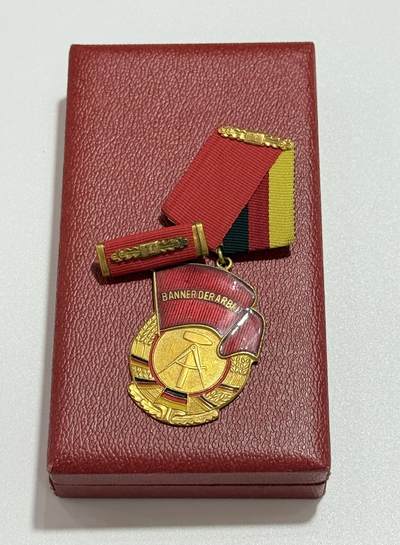 韵星假日精品2025秋季军品类拍卖会-- Rimey Holidays Boutique 2025 Autumn Militaria Sale - 民主德国一级劳动红旗勋章带原盒略