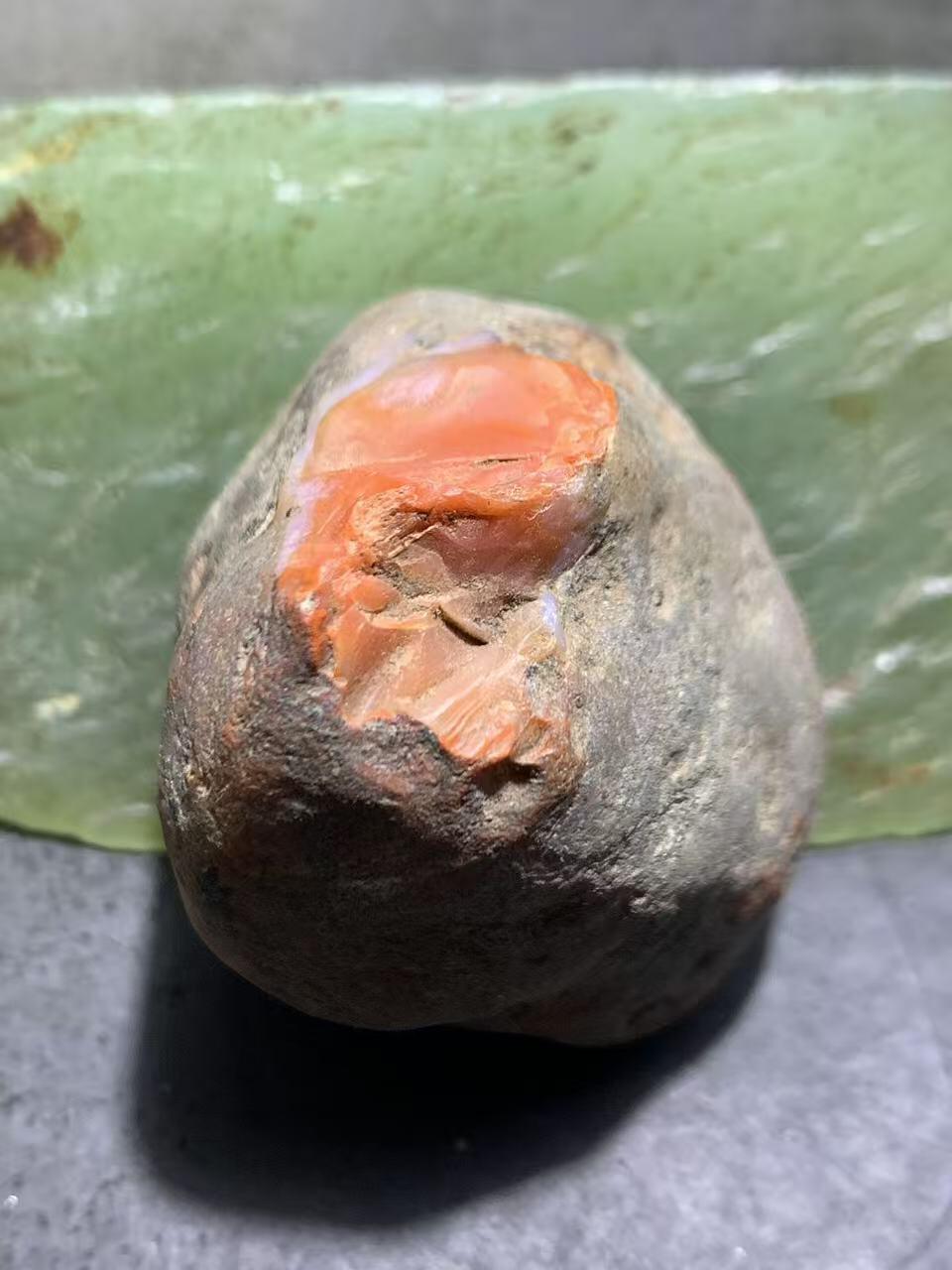 精美红白皮开窗料南红玛瑙原石一颗，