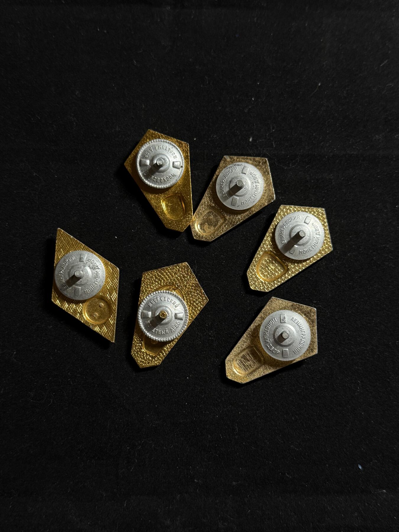 戎马世界章牌大赏第107期 苏联铝制校徽一组，珐琅有损