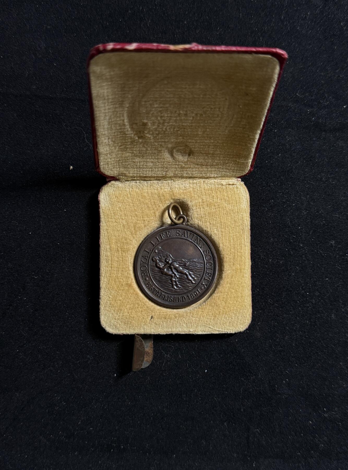 戎马世界章牌大赏第107期 英国拯救溺水者奖章，带盒，1927年授予Lonsdale