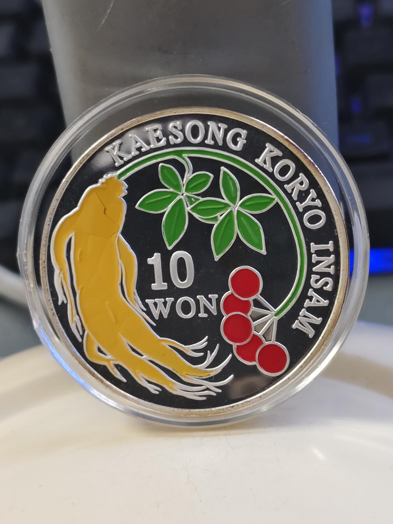 第179期拍卖【长期征集拍品】 朝鲜1997年高丽人参1盎司彩色精制纪念银币999银，1盎司，彩色人参有裂痕，币有氧化