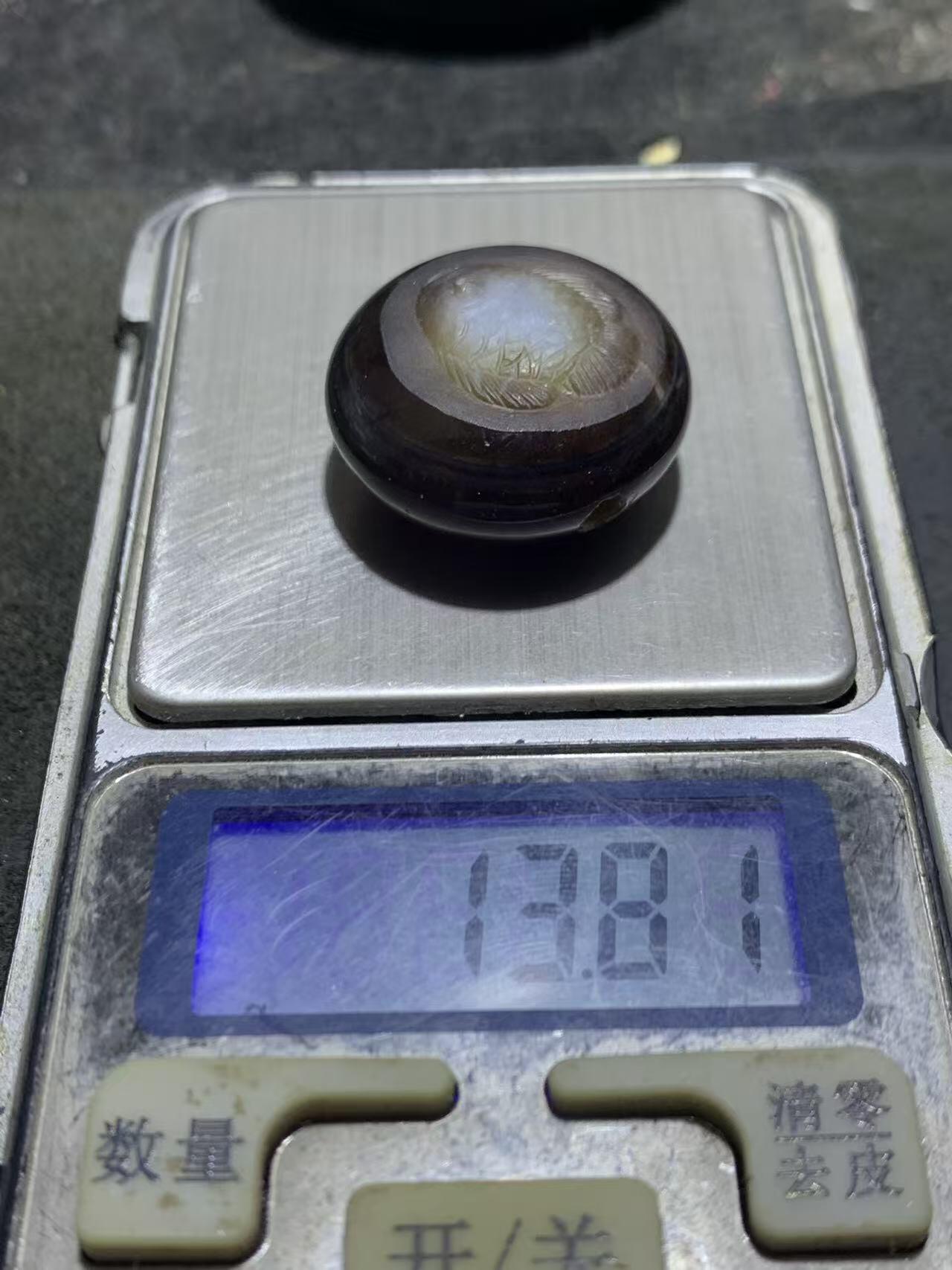 精品药师玛瑙手工雕刻富贵有余板珠（背云）一颗。