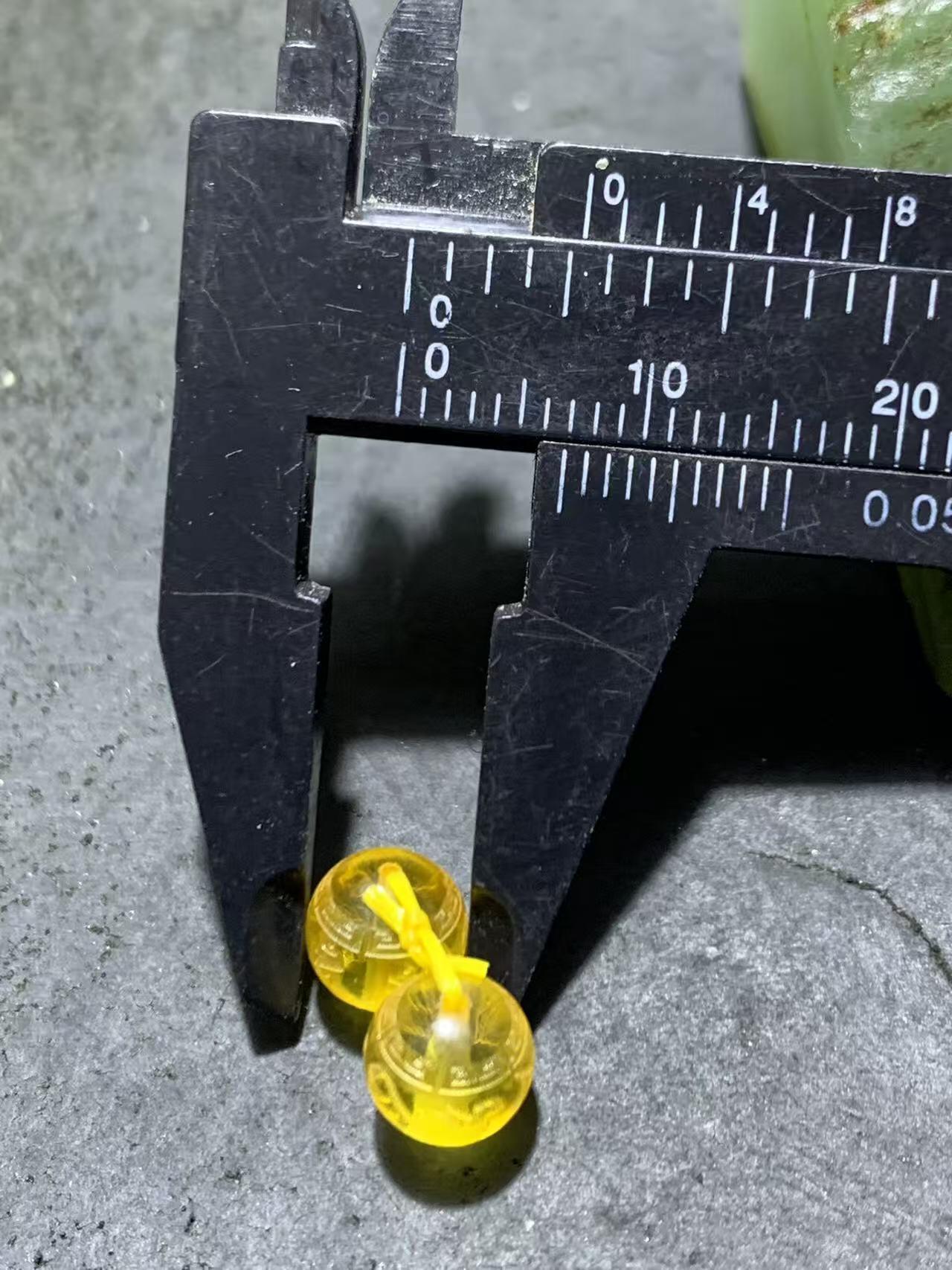 天然乌克兰原矿蜜蜡雕刻六字箴言腰珠两颗