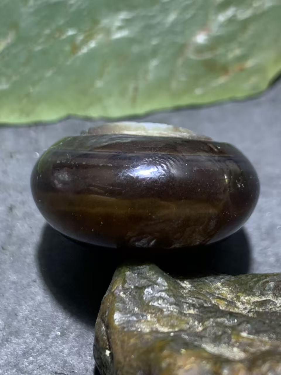 精品药师玛瑙手工雕刻富贵有余板珠（背云）一颗。