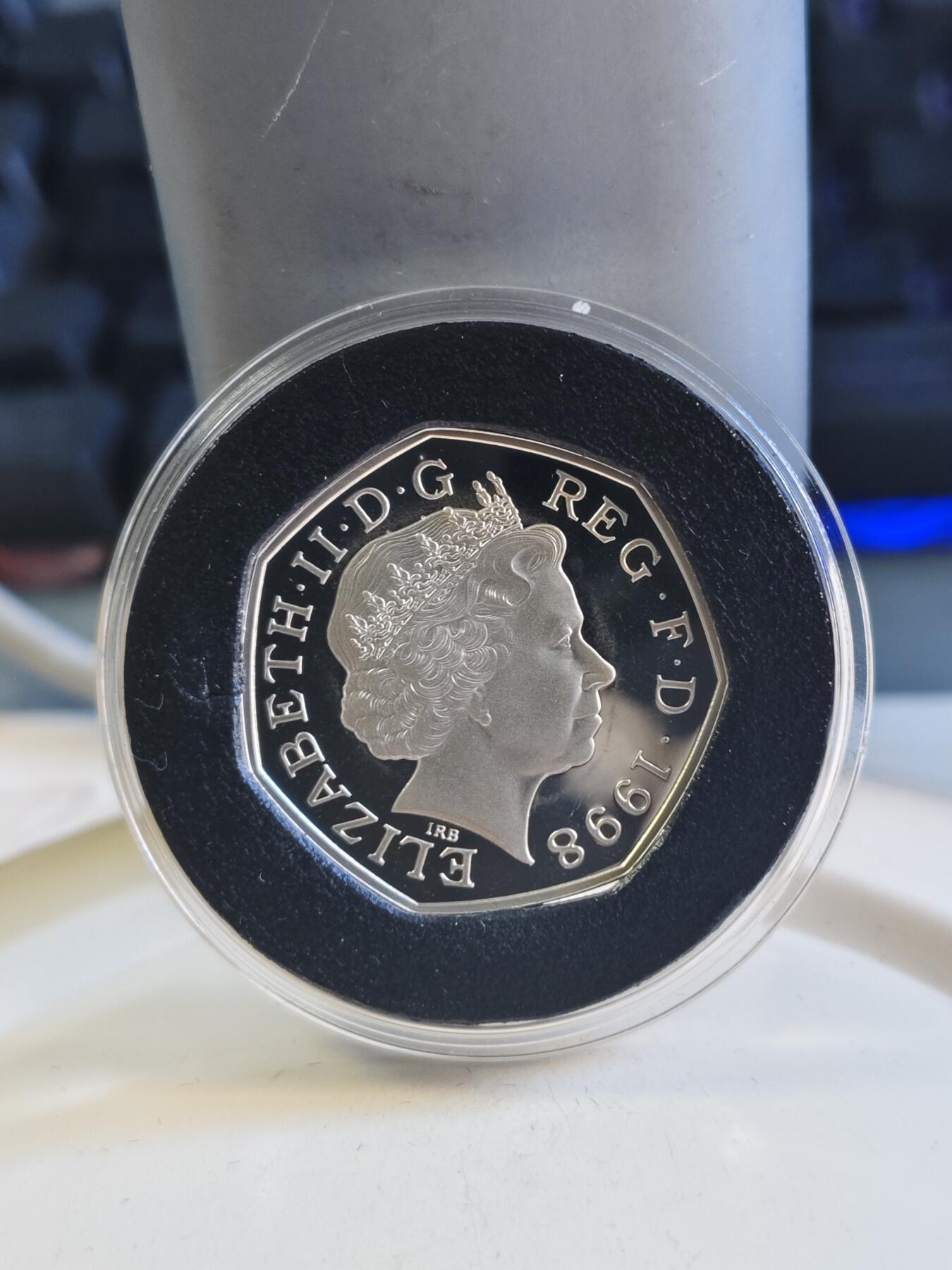 第179期拍卖【长期征集拍品】 英国1998年欧共体和国家医疗50便士银币一对，8克*2，925银，有氧化