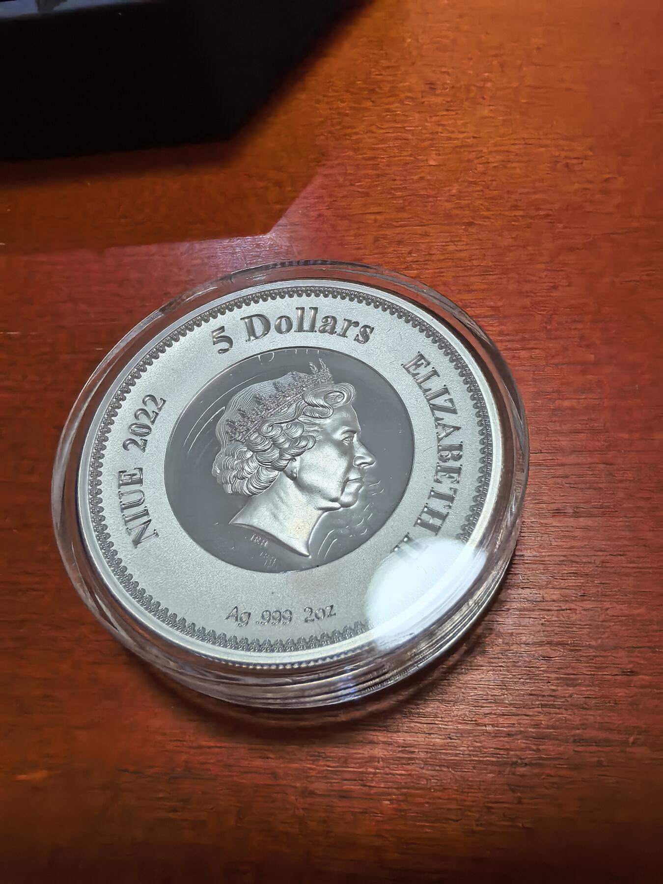 长老汇蛇年精选第六十七场拍卖 2022纽埃伊丽莎白二世逝世5元精制银币，2盎司999银，盒证全，钻石型盒子，打开带照射灯，700枚