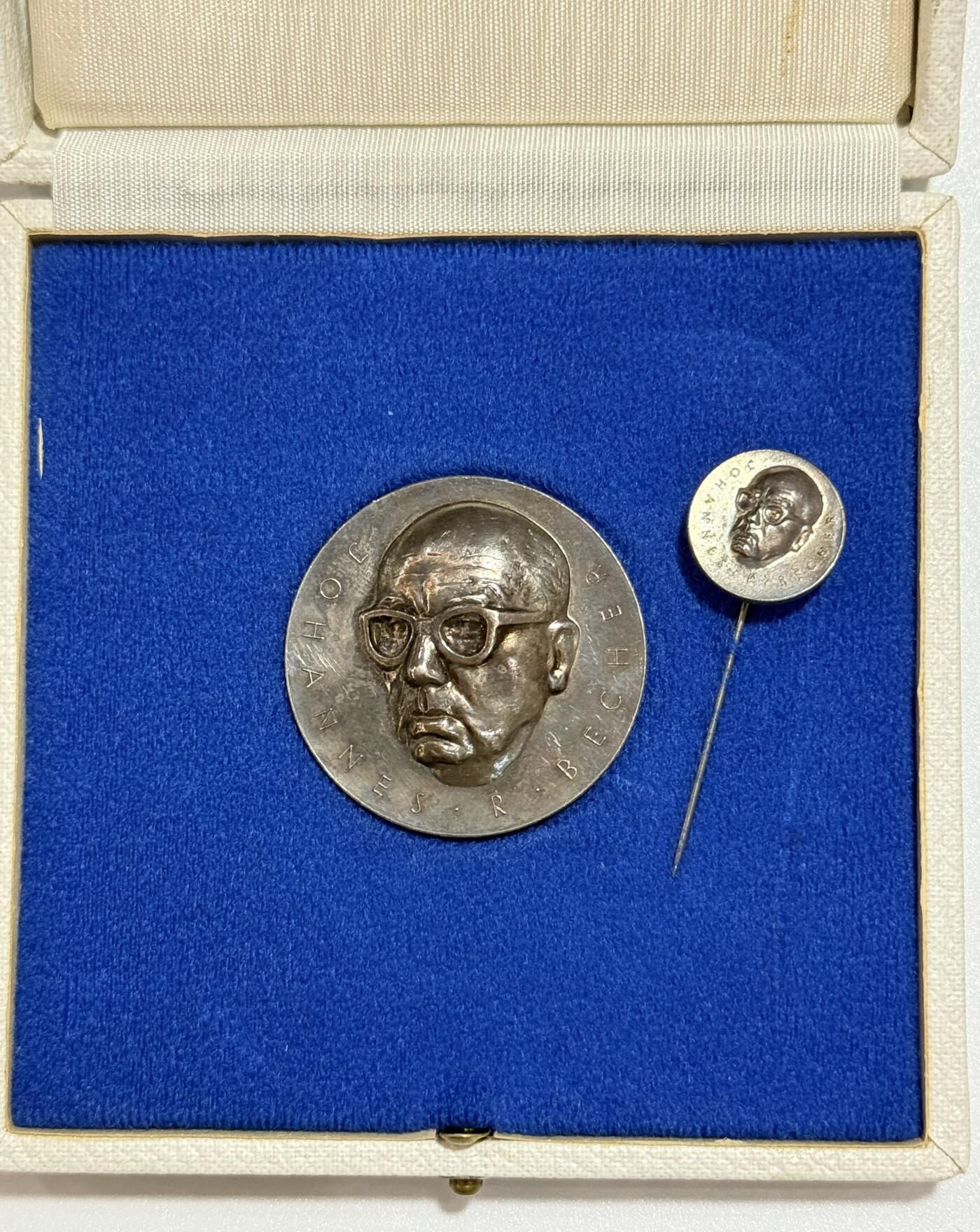 韵星假日精品2025秋季军品类拍卖会-- Rimey Holidays Boutique 2025 Autumn Militaria Sale 民主德国 贝托尔特·布莱希特（杰出文化政治贡献）章牌带mini一套