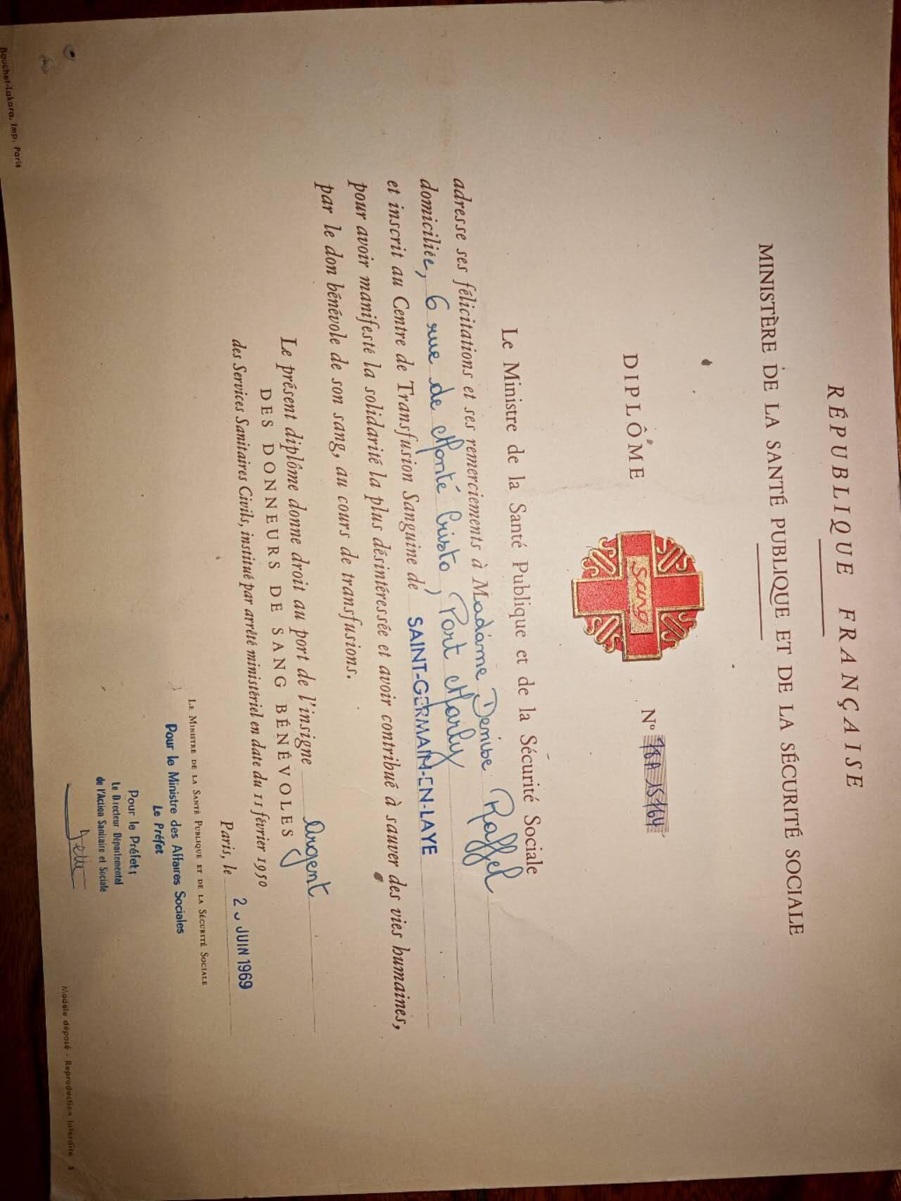 凯旋世界勋赏（第19期）（欢迎送拍）（对拍品有疑问请询问客服，不接受到手刀，出价默认拍品品相。请认真阅读拍卖规则！出价默认已认可！）（收到货请录制开箱视频，无视频概不处理问题。） 1999年法国公共卫生与社会安全部颁发的“无偿献血荣誉文凭”，属于公益领域的官方表彰文件