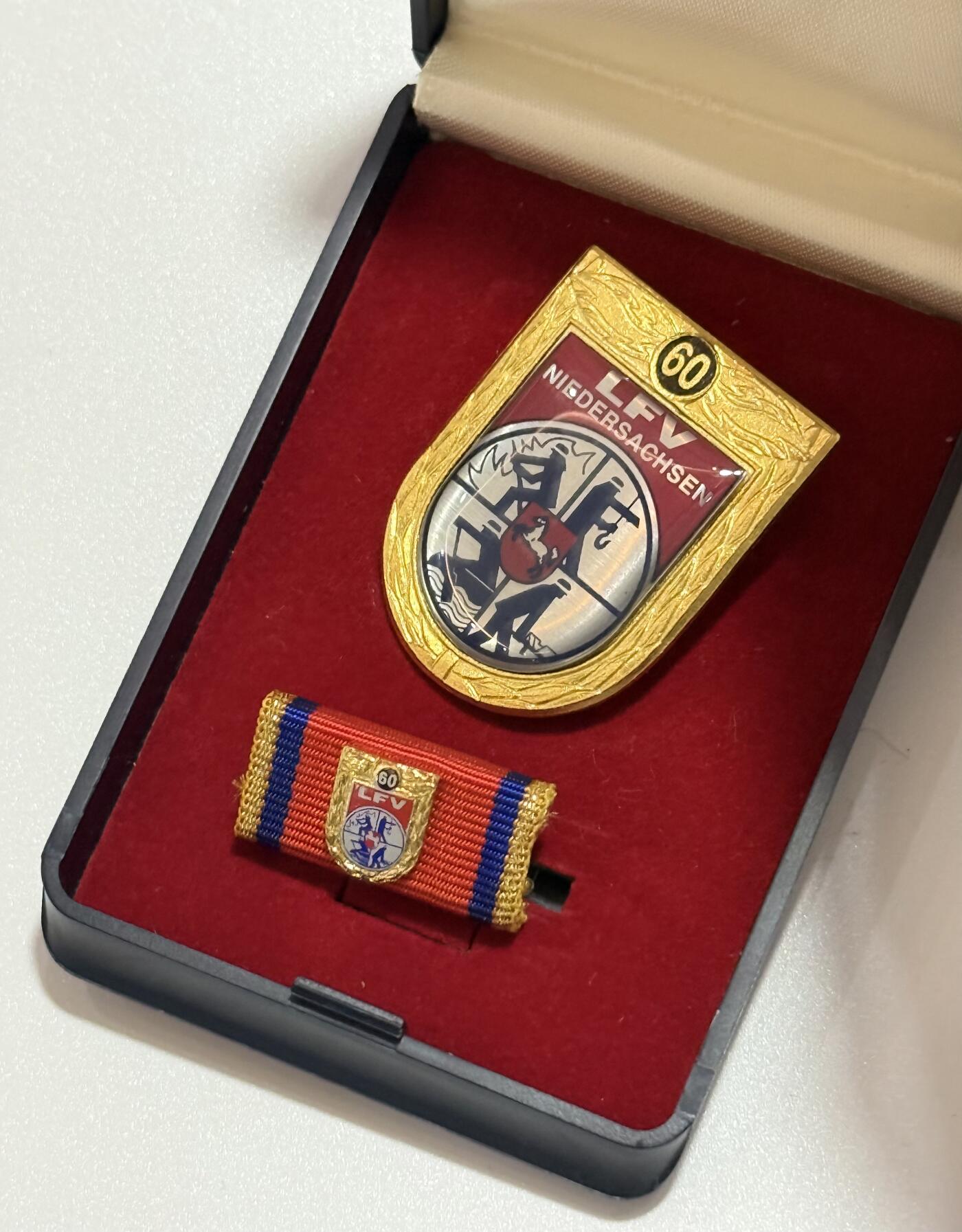 韵星假日精品2025秋季军品类拍卖会-- Rimey Holidays Boutique 2025 Autumn Militaria Sale 联邦德国萨克森州足球协会六十周年奖章带盒略一套