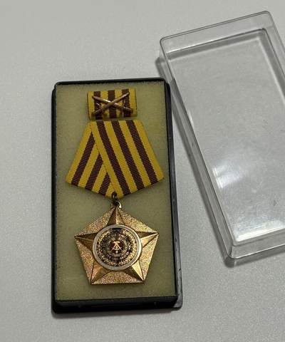 韵星假日精品2025秋季军品类拍卖会-- Rimey Holidays Boutique 2025 Autumn Militaria Sale - 民主德国铜级为人民和祖国服务战功勋章