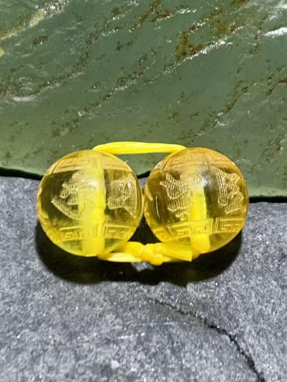 天然乌克兰原矿蜜蜡雕刻六字箴言腰珠两颗