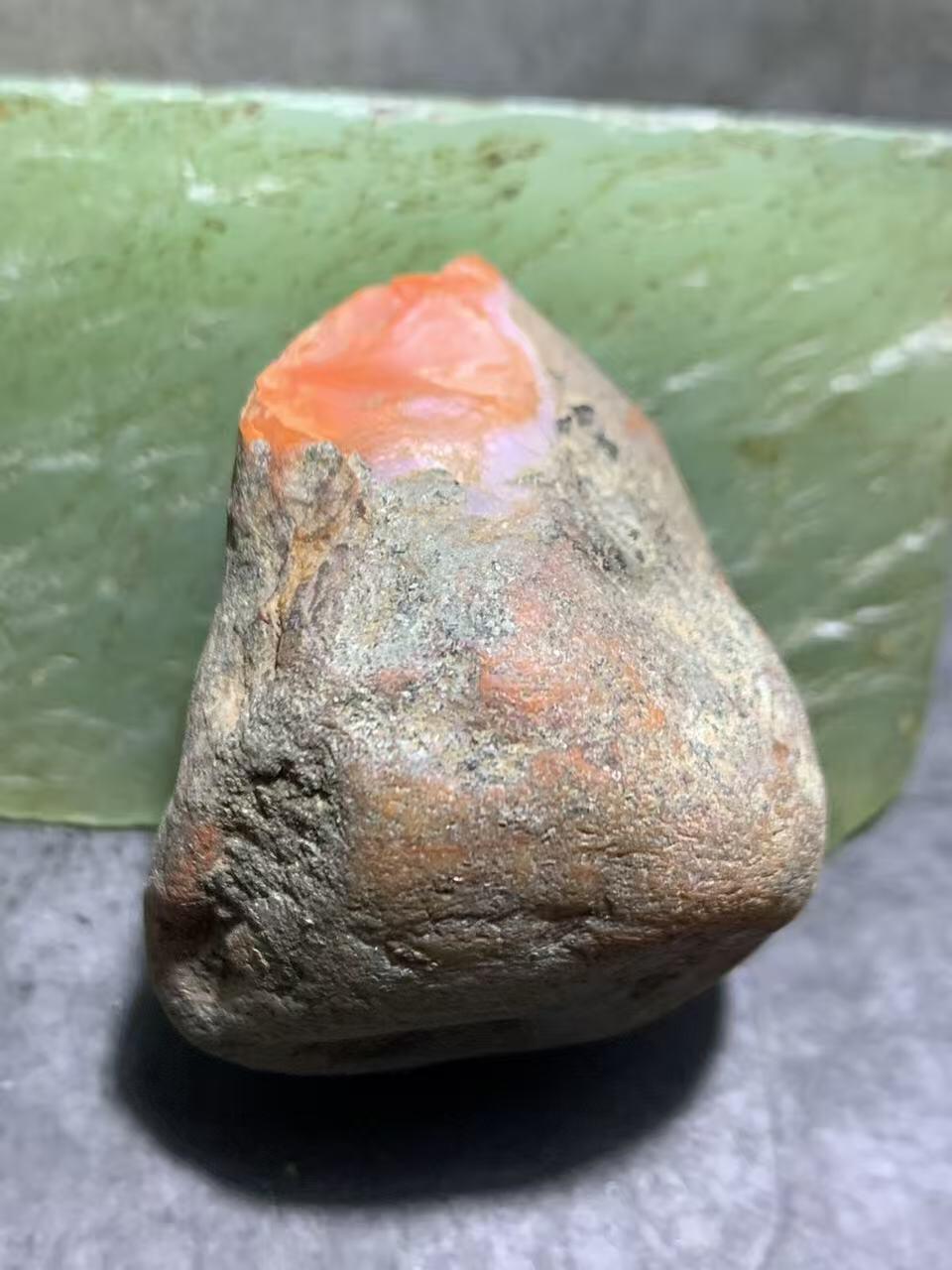 精美红白皮开窗料南红玛瑙原石一颗，