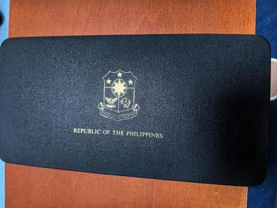 长老汇蛇年精选第六十七场拍卖 - 1975菲律宾8枚精制币套币，盒证全，含高银50比索银币27.4克925银，和低银25比索银币25克500银，各1枚，银料价450元