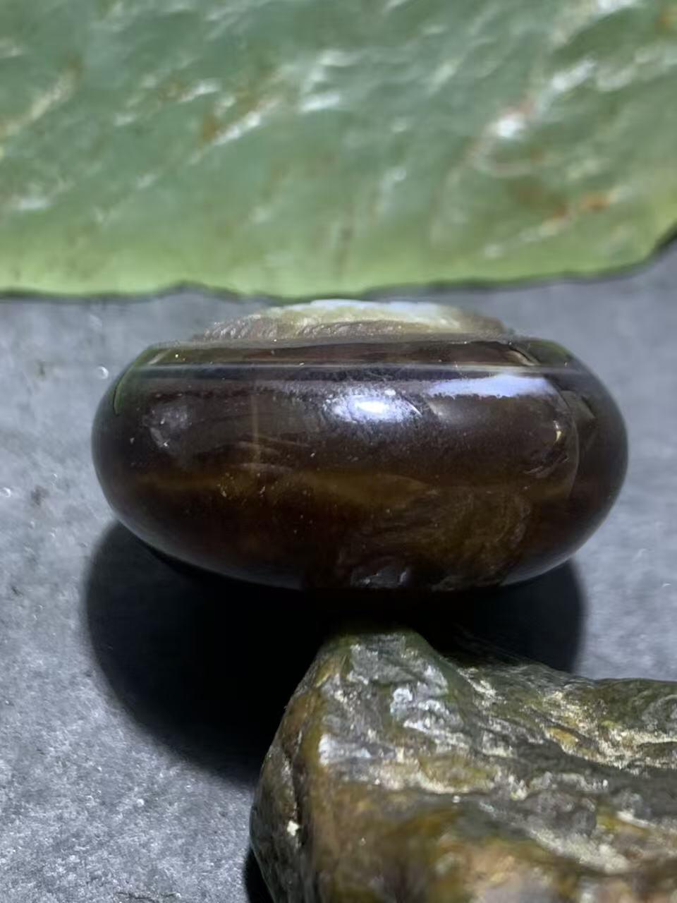 精品药师玛瑙手工雕刻富贵有余板珠（背云）一颗。