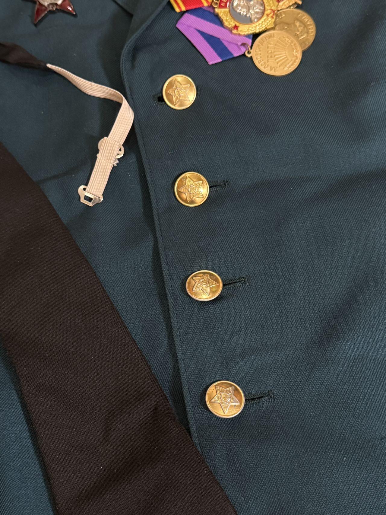 戎马世界章牌大赏第107期 苏联礼服，带复刻章与原品战德，衣服里外均有老化破损