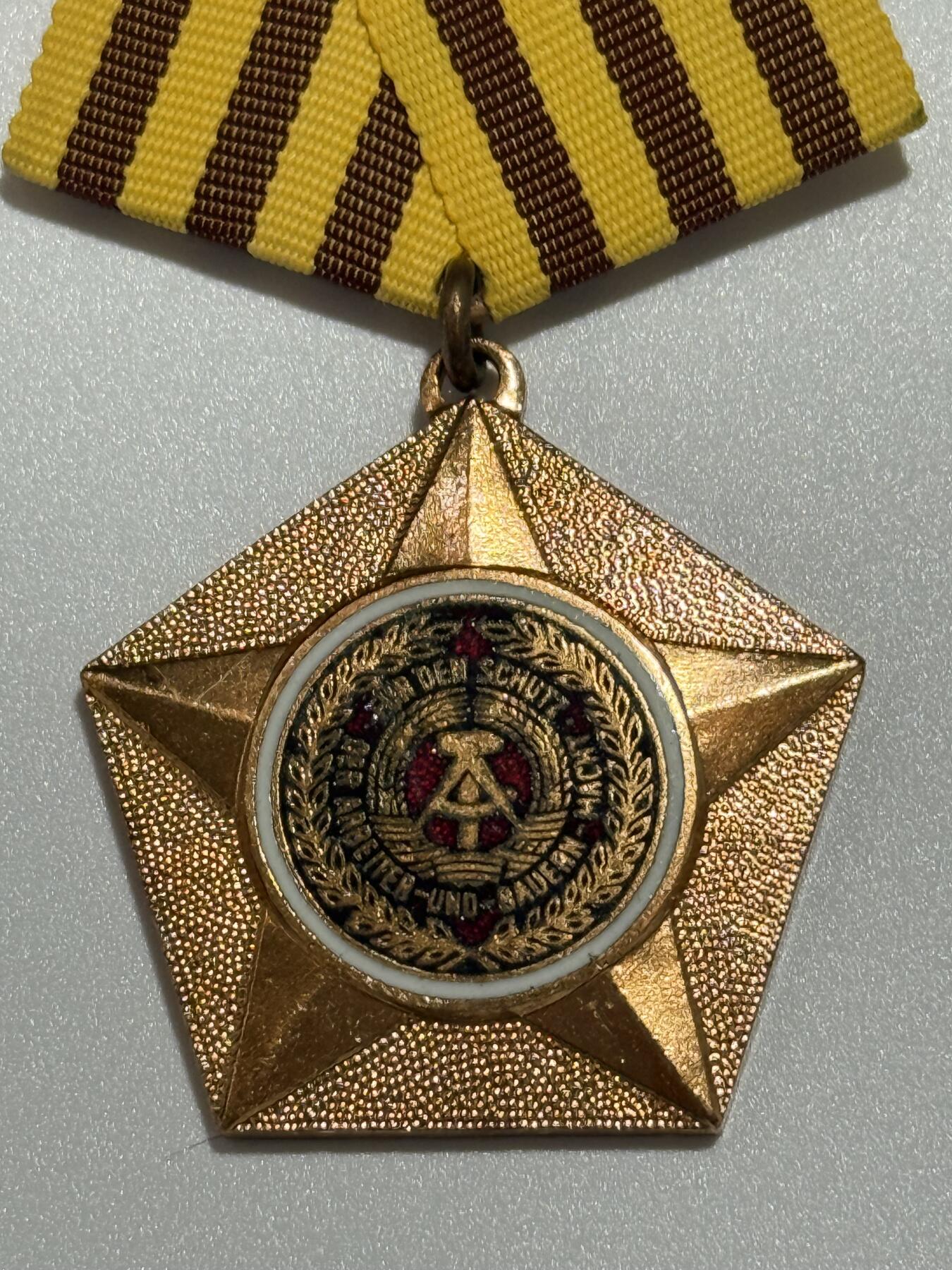 韵星假日精品2025秋季军品类拍卖会-- Rimey Holidays Boutique 2025 Autumn Militaria Sale 民主德国铜级为人民和祖国服务战功勋章