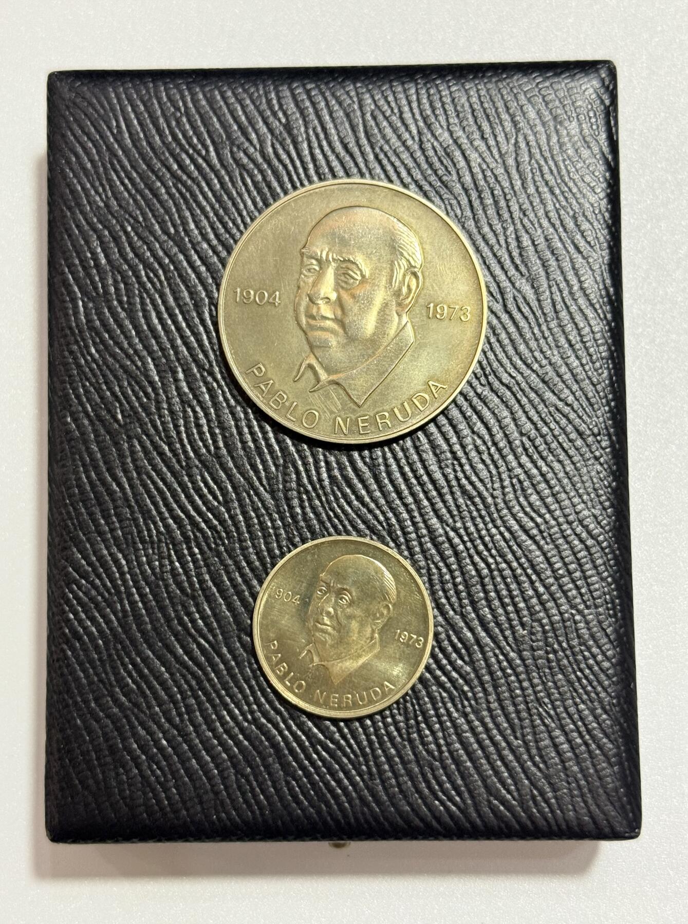 韵星假日精品2025秋季军品类拍卖会-- Rimey Holidays Boutique 2025 Autumn Militaria Sale 民主德国 为纪念智利诗人-诺贝尔文学奖得主巴勃罗·聂鲁达颁发纪念章一套