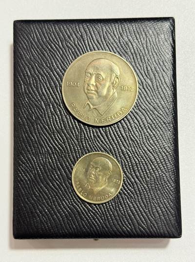 韵星假日精品2025秋季军品类拍卖会-- Rimey Holidays Boutique 2025 Autumn Militaria Sale - 民主德国 为纪念智利诗人-诺贝尔文学奖得主巴勃罗·聂鲁达颁发纪念章一套