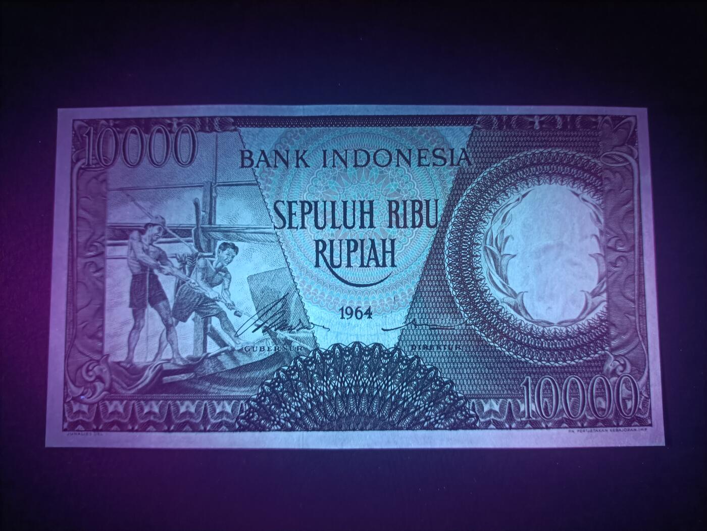 2025十月第四期，加拍第二场，总198期 印度尼西亚1964红版10000卢比UNC-无47，传统捕鱼，少见早期红色版本