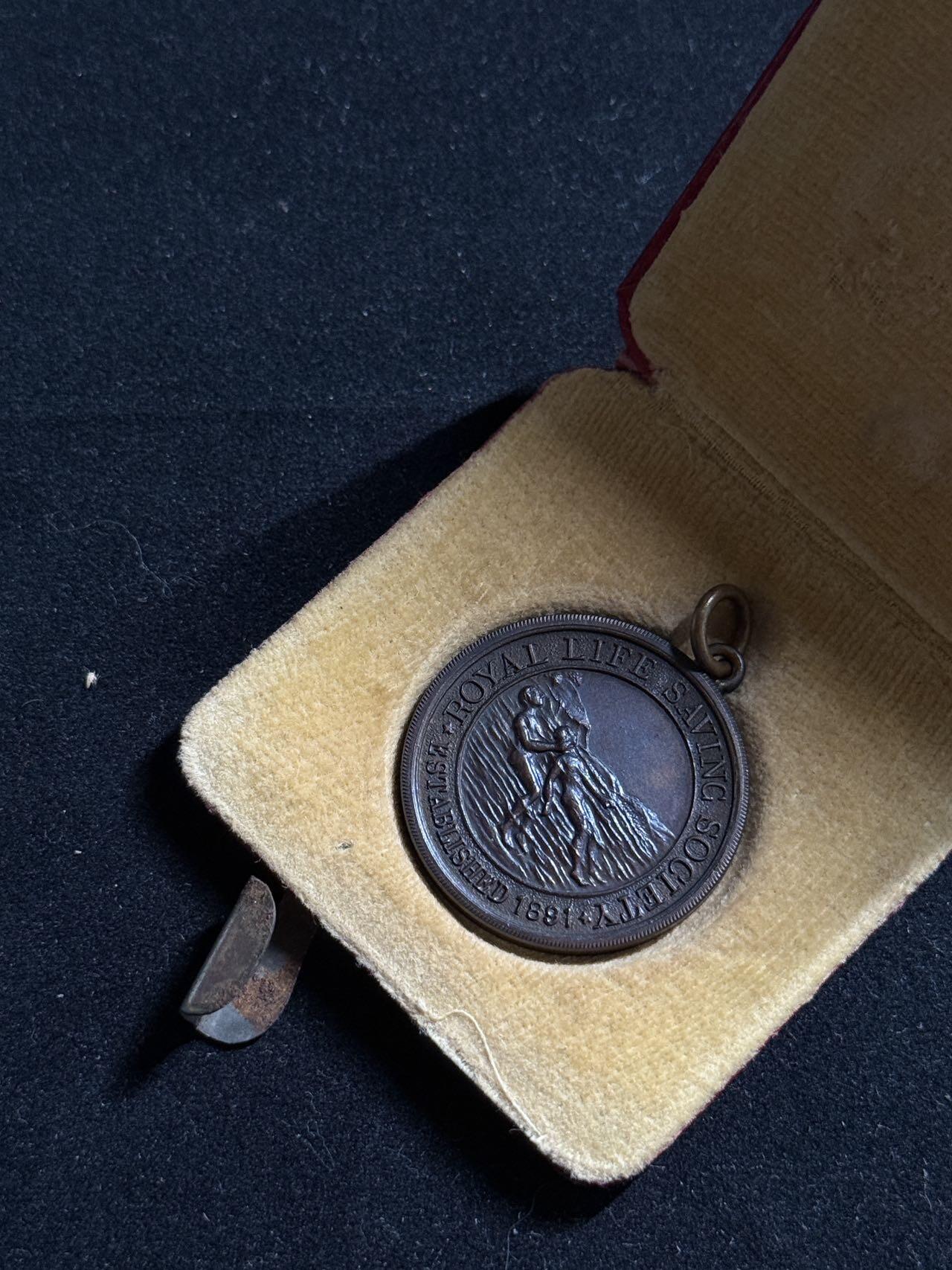戎马世界章牌大赏第107期 英国拯救溺水者奖章，带盒，1927年授予Lonsdale