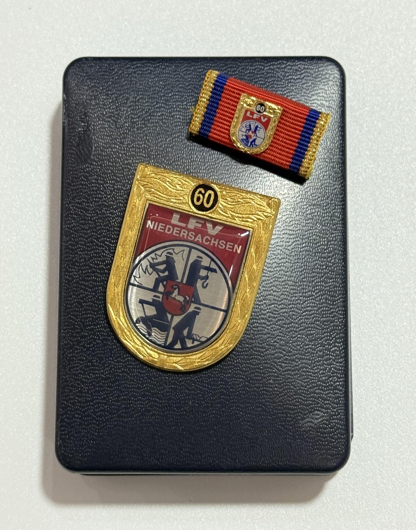 韵星假日精品2025秋季军品类拍卖会-- Rimey Holidays Boutique 2025 Autumn Militaria Sale 联邦德国萨克森州足球协会六十周年奖章带盒略一套