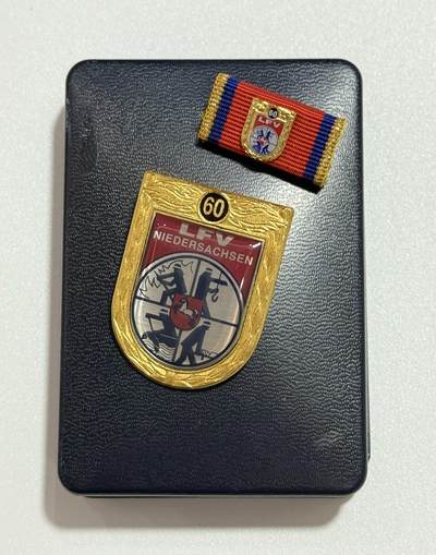 韵星假日精品2025秋季军品类拍卖会-- Rimey Holidays Boutique 2025 Autumn Militaria Sale - 联邦德国萨克森州足球协会六十周年奖章带盒略一套