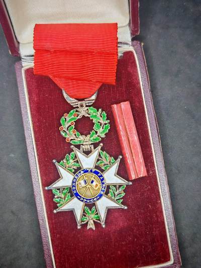 凯旋世界勋赏（第19期）（欢迎送拍）（对拍品有疑问请询问客服，不接受到手刀，出价默认拍品品相。请认真阅读拍卖规则！出价默认已认可！）（收到货请录制开箱视频，无视频概不处理问题。） - 珠宝版荣誉军团勋章带盒略银制核心金制