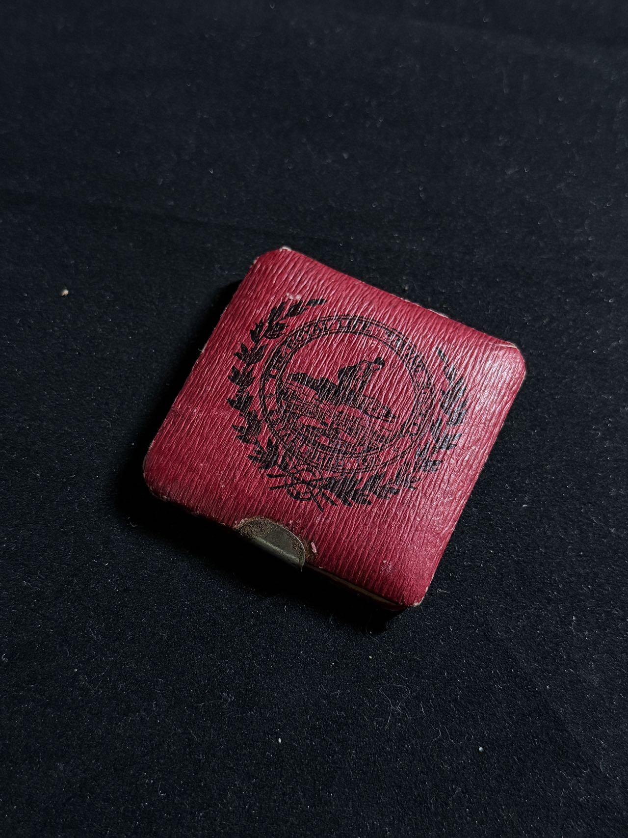 戎马世界章牌大赏第107期 英国拯救溺水者奖章，带盒，1927年授予Lonsdale