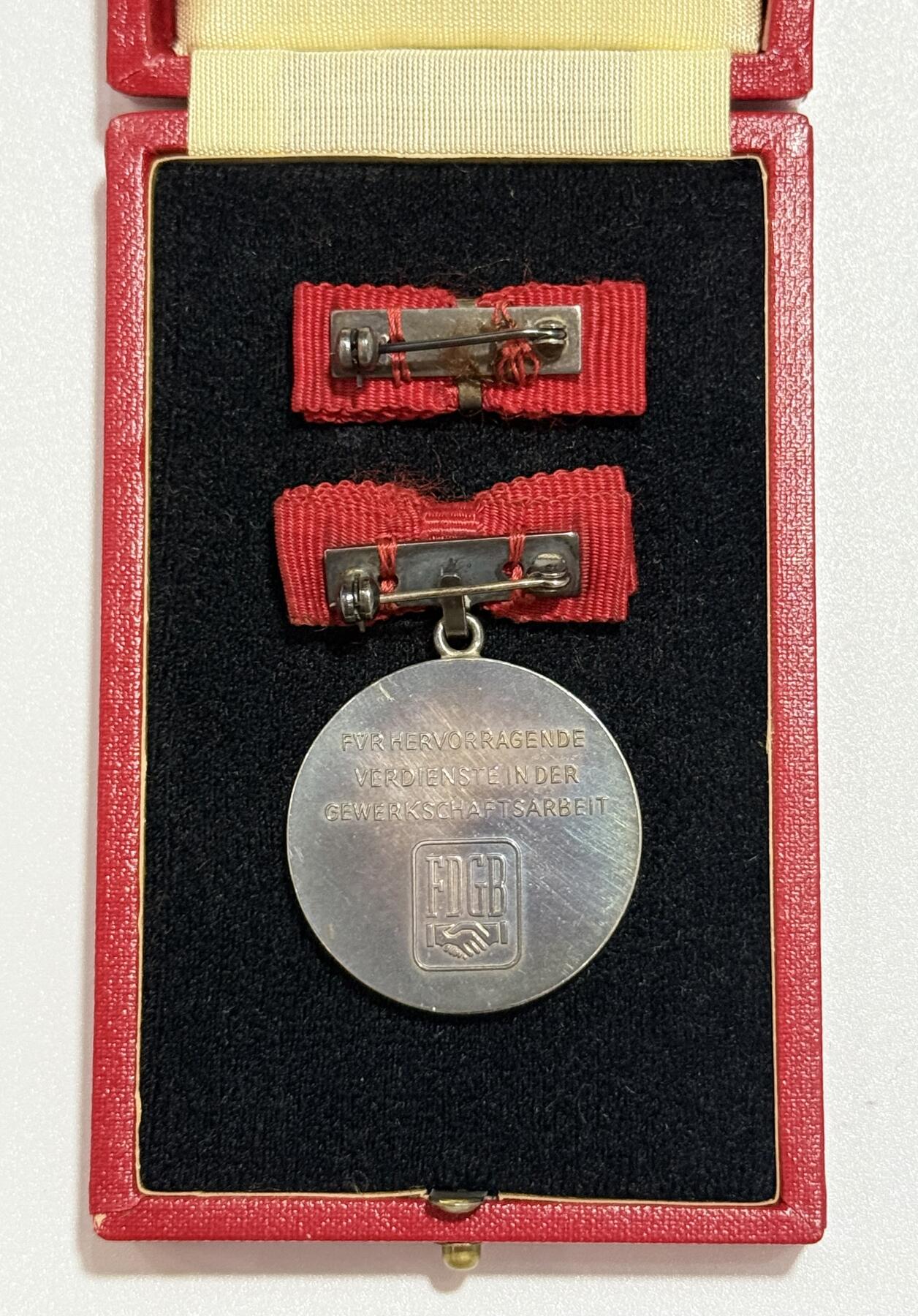 韵星假日精品2025秋季军品类拍卖会-- Rimey Holidays Boutique 2025 Autumn Militaria Sale 民主德国 约翰·贝歇尔社会主义杰出劳动模范勋章带盒略