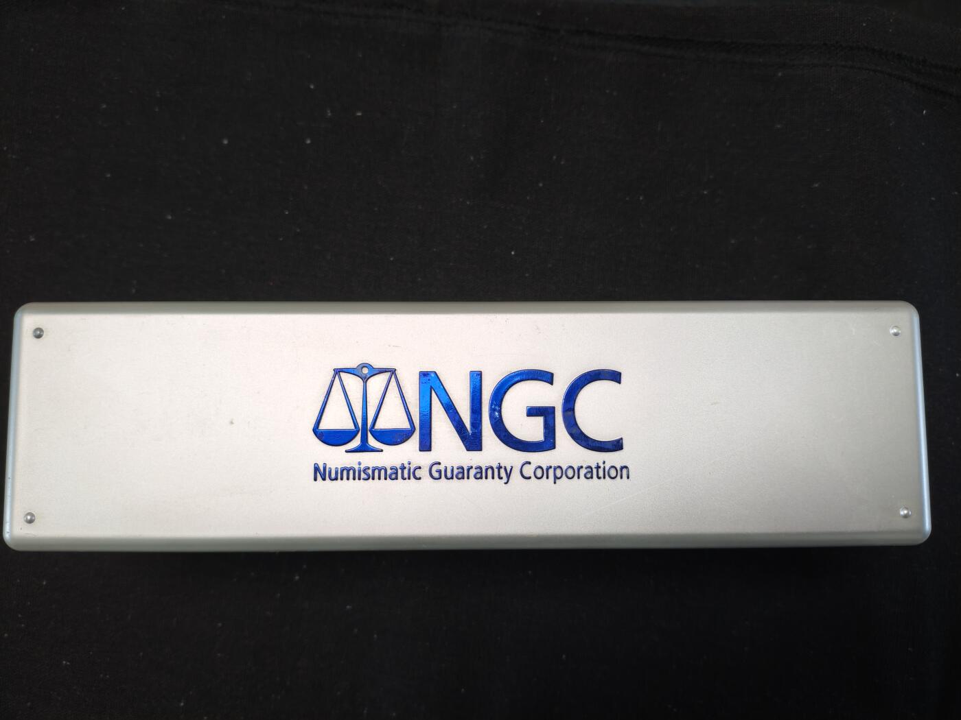 刘世昌艺术品销售中心～虎踞龙蟠*金杨在线联拍群第507期 二手NGC评级盒一支，品相如图。