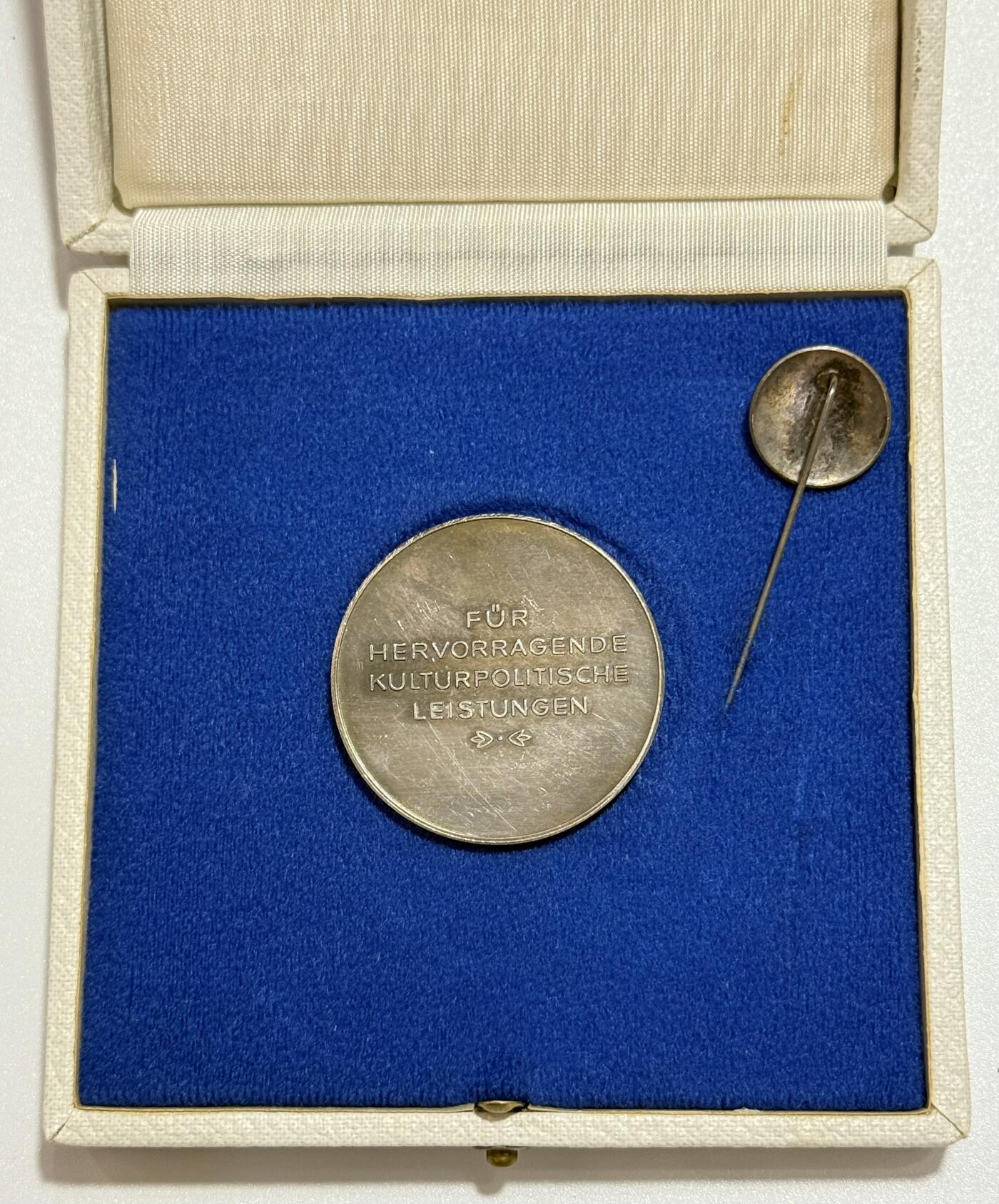 韵星假日精品2025秋季军品类拍卖会-- Rimey Holidays Boutique 2025 Autumn Militaria Sale 民主德国 贝托尔特·布莱希特（杰出文化政治贡献）章牌带mini一套