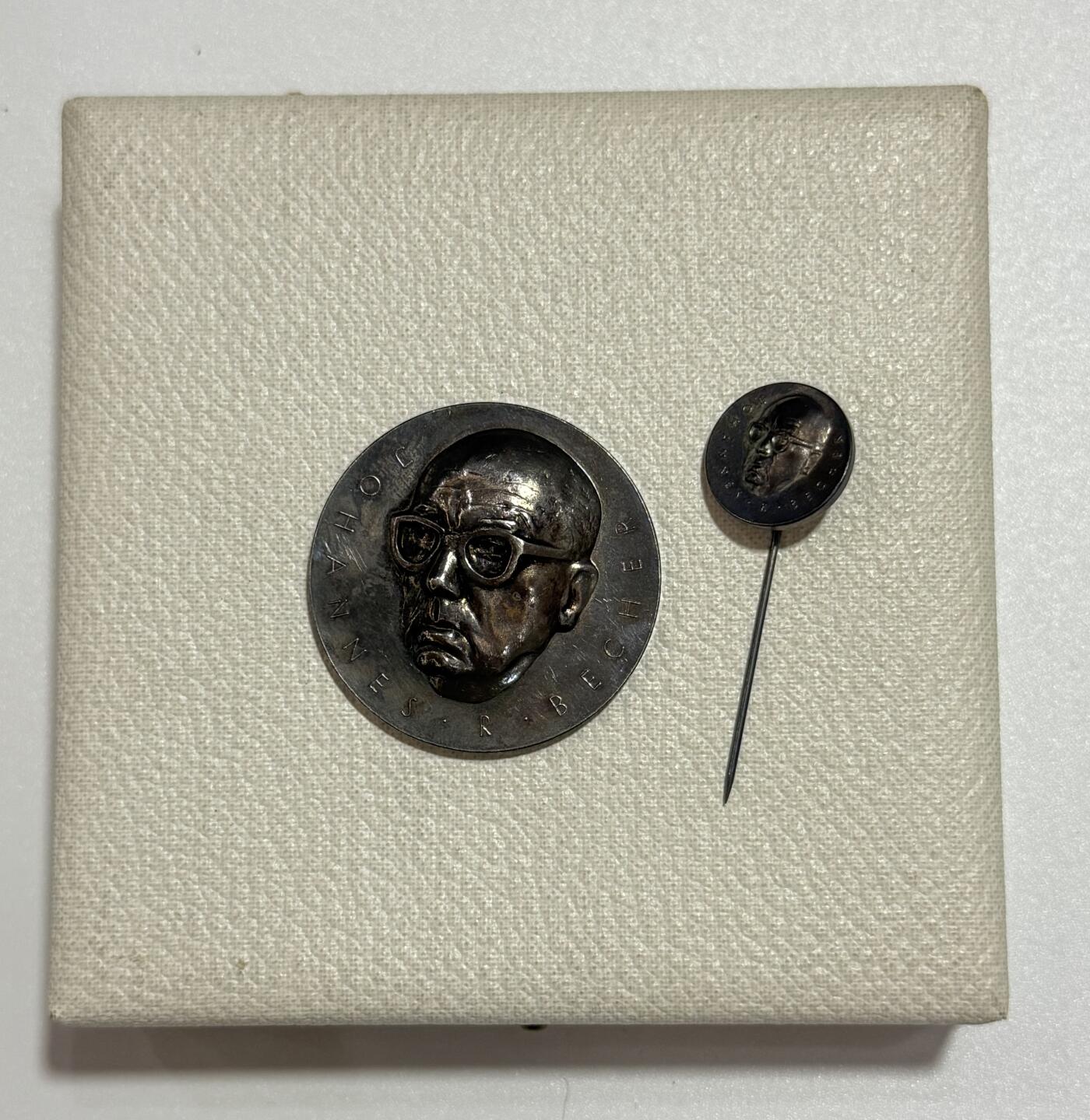 韵星假日精品2025秋季军品类拍卖会-- Rimey Holidays Boutique 2025 Autumn Militaria Sale 民主德国 贝托尔特·布莱希特（杰出文化政治贡献）章牌带mini一套