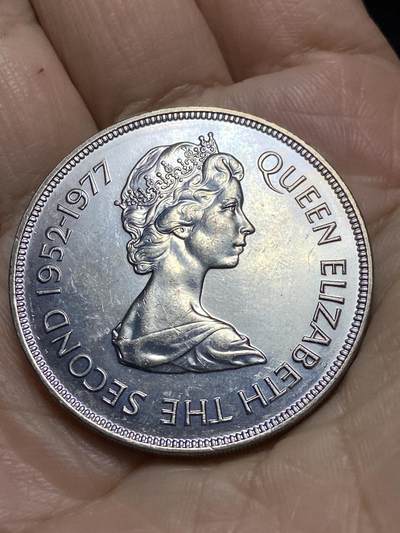 2025年第一百一十七场(总第一百四十三场）外国好品散币(免佣金) 克朗大币–英属根西岛🇬🇬1977年25便士(伊丽莎白二世登基25周年银禧纪念币)